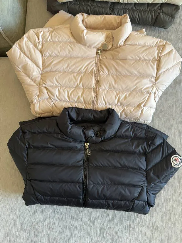 P720 MONCLER Meng Mouth 25 Years New Women's Down Jacket, Light and Light, Perfect Balance of Temperature and Style ▫️ 90% rare goose down filling｜Fearless in sub-zero temperatures, lightweight and temperature-locking ▫️ Innovative wool knitted sleeves｜Soft touch, three-dimensional silhouette is not bloated ▫️ High-end aesthetics of contrasting materials｜Matte pressed black feathers + delicate wool texture 🌟 Luxurious details • Demonstration of layering turtleneck sweaters | Lazy and high-end sense • K-gold chain finishing touch | Eye-catching and sparkling • Universal matching of trousers | One-click switch for commuting and dating "A winter shirt that can be worn for ten years" Color: Black·White·Pink Green Code Number: 0 1 2 3