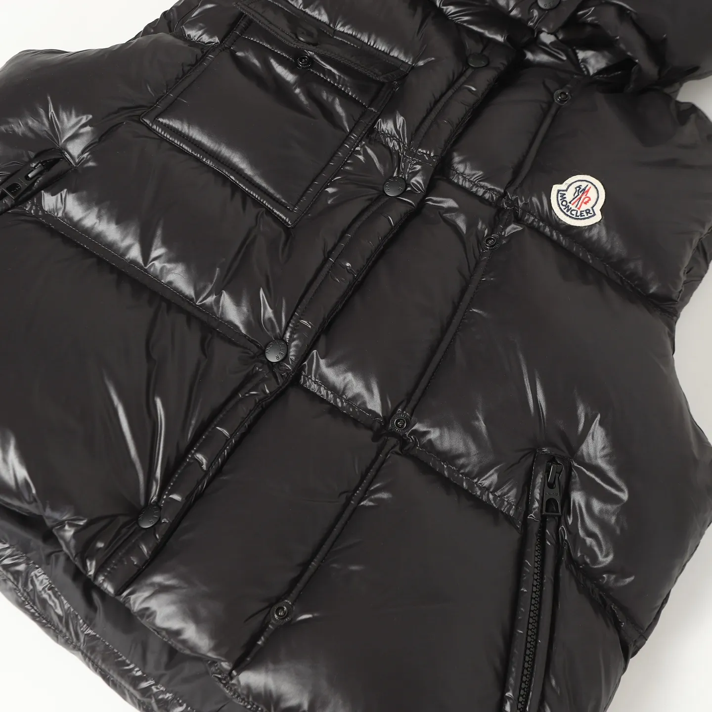 P740 Women's Style] Moncler/Mask Women's Hooded Down Vest Fabric selection: Made of super laque (super lacquered fabric), a material that achieves a high-gloss effect through a special process. Its core lies in surface coating technology rather than nylon made of natural fiber itself. It has a certain hardness, high gloss, and waterproof properties.  Lining fabric selection: Nylon lining has smooth surface, good softness, lighter weight, and has certain strength and wear resistance.  High-quality filling: Made of national standard 90 white duck down, with a filling capacity of 190 grams to ensure excellent warmth retention. The down has been strictly screened and processed and is not easy to drill, ensuring durability.  Accessories: One-to-one customized three-label, One-to-one customized badges, One-to-one customized buttons, SIZE: S/M/L