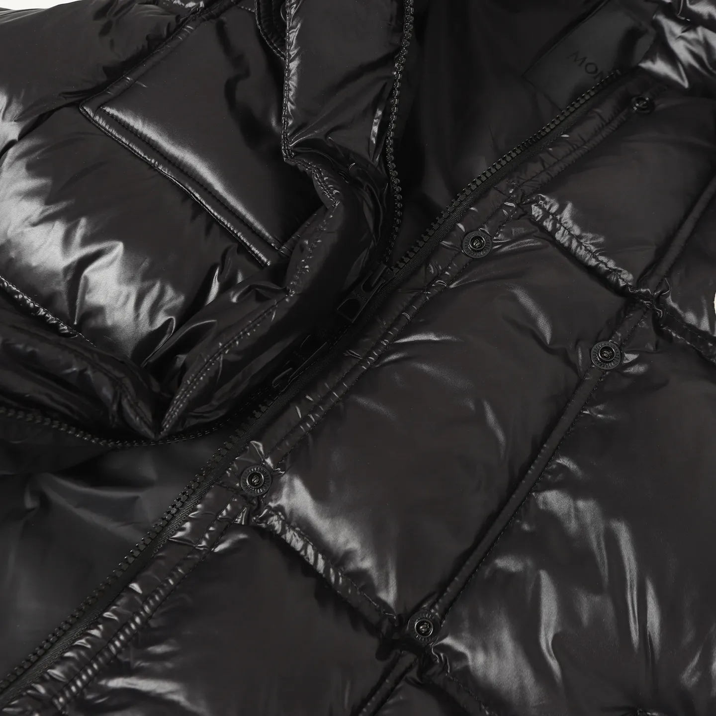 P740 Women's Style] Moncler/Mask Women's Hooded Down Vest Fabric selection: Made of super laque (super lacquered fabric), a material that achieves a high-gloss effect through a special process. Its core lies in surface coating technology rather than nylon made of natural fiber itself. It has a certain hardness, high gloss, and waterproof properties.  Lining fabric selection: Nylon lining has smooth surface, good softness, lighter weight, and has certain strength and wear resistance.  High-quality filling: Made of national standard 90 white duck down, with a filling capacity of 190 grams to ensure excellent warmth retention. The down has been strictly screened and processed and is not easy to drill, ensuring durability.  Accessories: One-to-one customized three-label, One-to-one customized badges, One-to-one customized buttons, SIZE: S/M/L