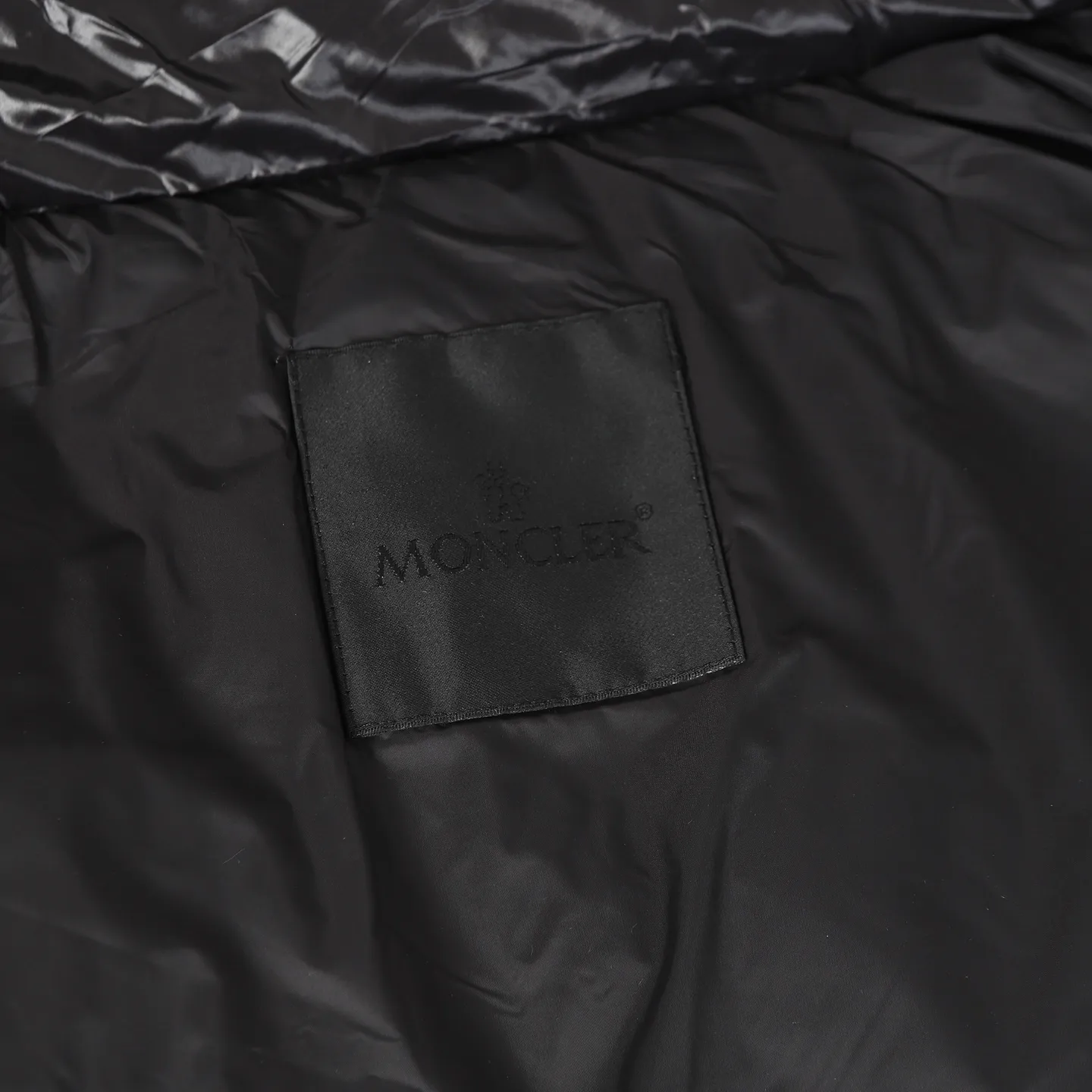 P740 Women's Style] Moncler/Mask Women's Hooded Down Vest Fabric selection: Made of super laque (super lacquered fabric), a material that achieves a high-gloss effect through a special process. Its core lies in surface coating technology rather than nylon made of natural fiber itself. It has a certain hardness, high gloss, and waterproof properties.  Lining fabric selection: Nylon lining has smooth surface, good softness, lighter weight, and has certain strength and wear resistance.  High-quality filling: Made of national standard 90 white duck down, with a filling capacity of 190 grams to ensure excellent warmth retention. The down has been strictly screened and processed and is not easy to drill, ensuring durability.  Accessories: One-to-one customized three-label, One-to-one customized badges, One-to-one customized buttons, SIZE: S/M/L