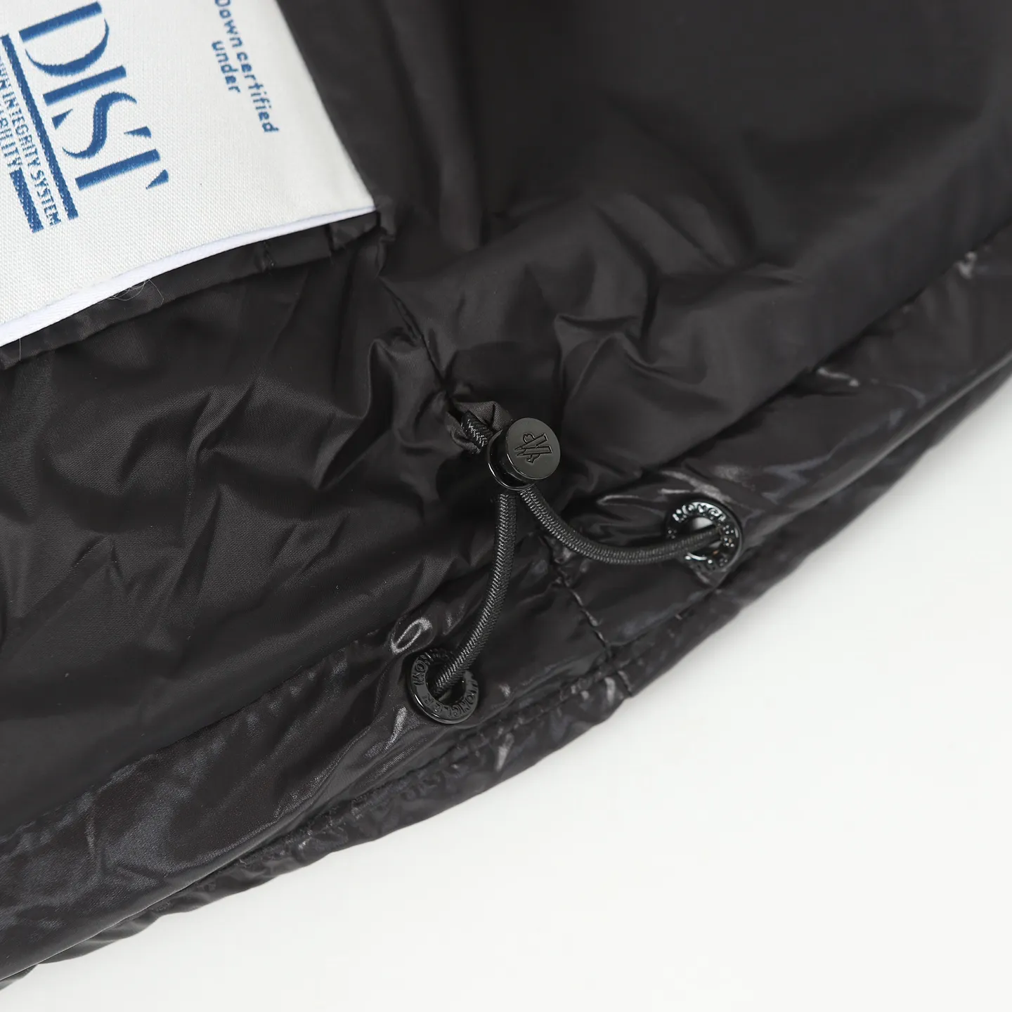 P740 Women's Style] Moncler/Mask Women's Hooded Down Vest Fabric selection: Made of super laque (super lacquered fabric), a material that achieves a high-gloss effect through a special process. Its core lies in surface coating technology rather than nylon made of natural fiber itself. It has a certain hardness, high gloss, and waterproof properties.  Lining fabric selection: Nylon lining has smooth surface, good softness, lighter weight, and has certain strength and wear resistance.  High-quality filling: Made of national standard 90 white duck down, with a filling capacity of 190 grams to ensure excellent warmth retention. The down has been strictly screened and processed and is not easy to drill, ensuring durability.  Accessories: One-to-one customized three-label, One-to-one customized badges, One-to-one customized buttons, SIZE: S/M/L