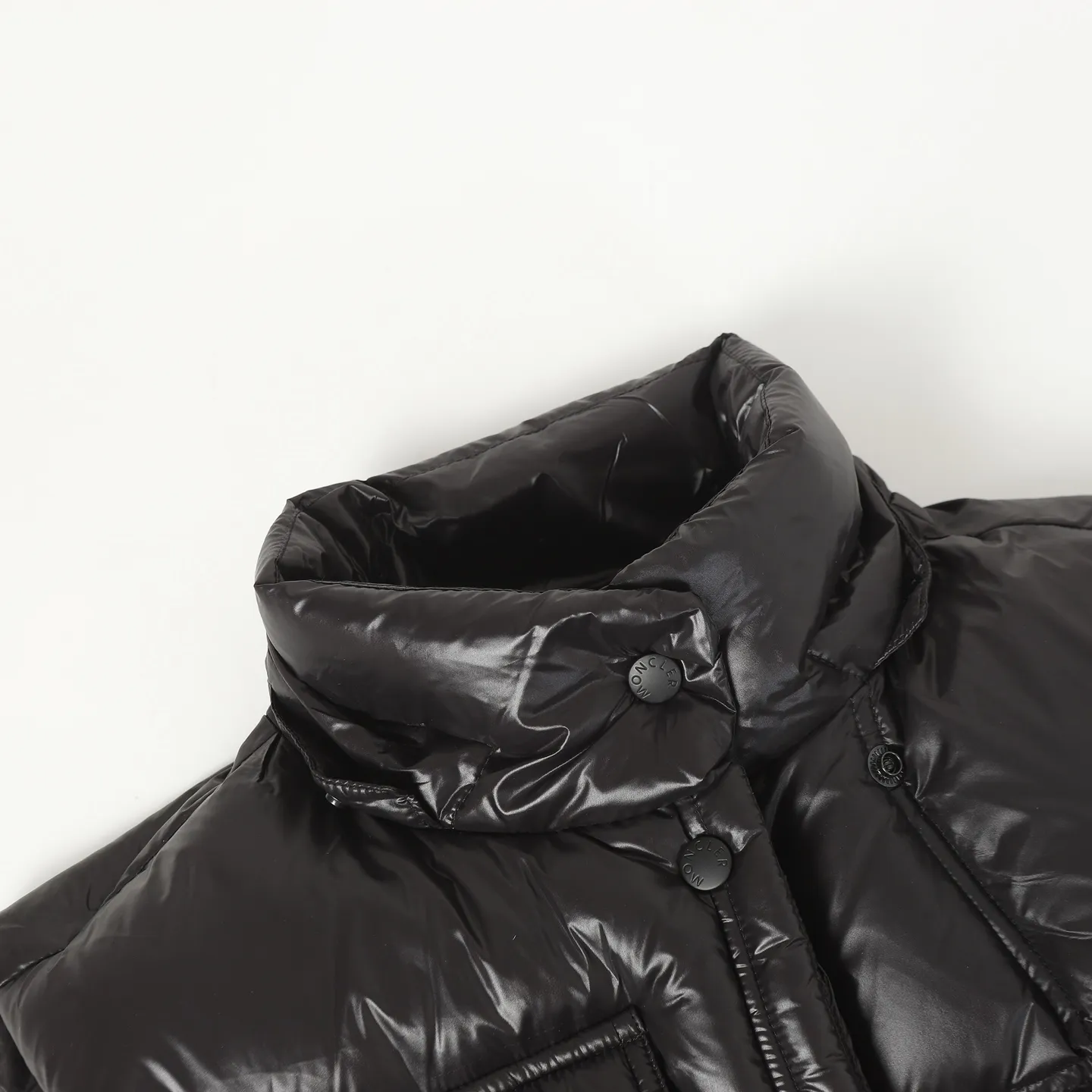 P740 Women's Style] Moncler/Mask Women's Hooded Down Vest Fabric selection: Made of super laque (super lacquered fabric), a material that achieves a high-gloss effect through a special process. Its core lies in surface coating technology rather than nylon made of natural fiber itself. It has a certain hardness, high gloss, and waterproof properties.  Lining fabric selection: Nylon lining has smooth surface, good softness, lighter weight, and has certain strength and wear resistance.  High-quality filling: Made of national standard 90 white duck down, with a filling capacity of 190 grams to ensure excellent warmth retention. The down has been strictly screened and processed and is not easy to drill, ensuring durability.  Accessories: One-to-one customized three-label, One-to-one customized badges, One-to-one customized buttons, SIZE: S/M/L