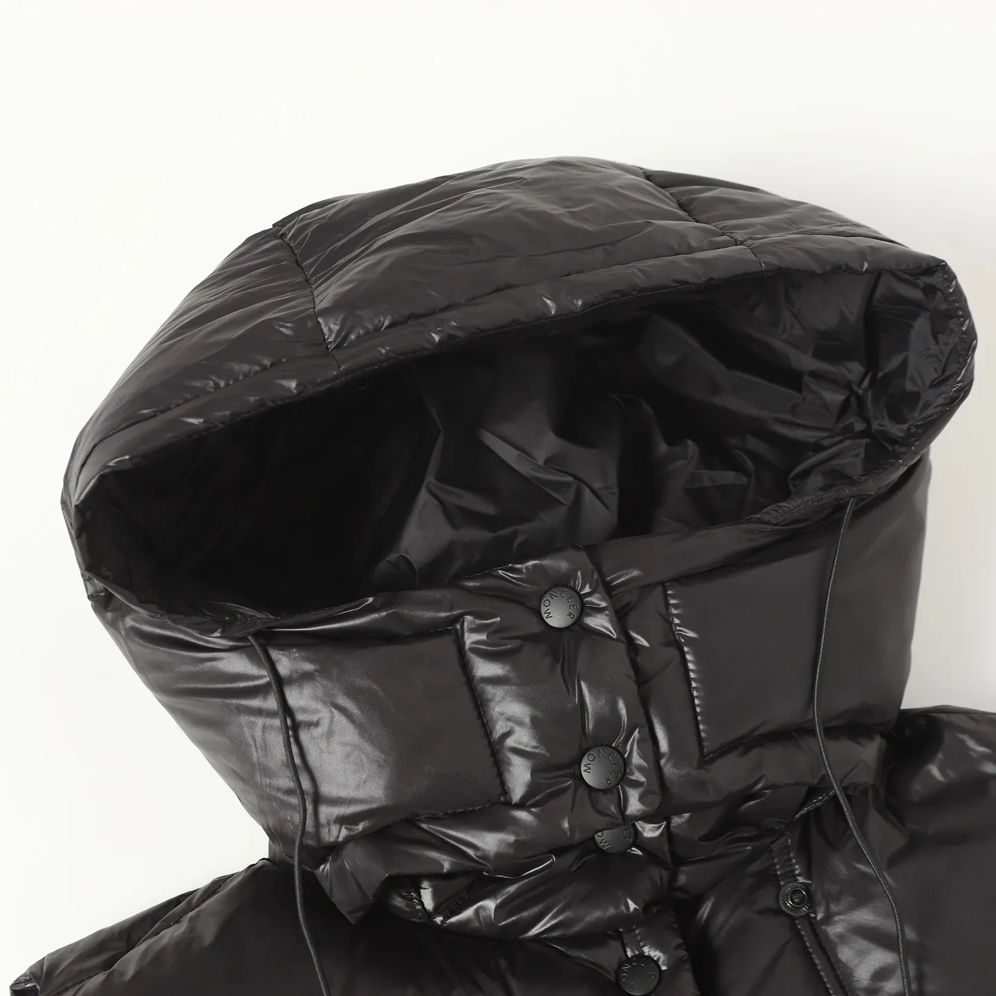 P740 Women's Style] Moncler/Mask Women's Hooded Down Vest Fabric selection: Made of super laque (super lacquered fabric), a material that achieves a high-gloss effect through a special process. Its core lies in surface coating technology rather than nylon made of natural fiber itself. It has a certain hardness, high gloss, and waterproof properties.  Lining fabric selection: Nylon lining has smooth surface, good softness, lighter weight, and has certain strength and wear resistance.  High-quality filling: Made of national standard 90 white duck down, with a filling capacity of 190 grams to ensure excellent warmth retention. The down has been strictly screened and processed and is not easy to drill, ensuring durability.  Accessories: One-to-one customized three-label, One-to-one customized badges, One-to-one customized buttons, SIZE: S/M/L