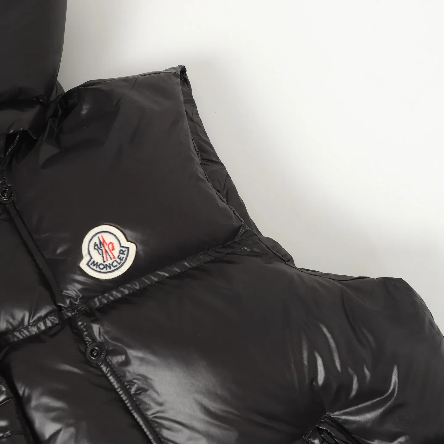 P740 Women's Style] Moncler/Mask Women's Hooded Down Vest Fabric selection: Made of super laque (super lacquered fabric), a material that achieves a high-gloss effect through a special process. Its core lies in surface coating technology rather than nylon made of natural fiber itself. It has a certain hardness, high gloss, and waterproof properties.  Lining fabric selection: Nylon lining has smooth surface, good softness, lighter weight, and has certain strength and wear resistance.  High-quality filling: Made of national standard 90 white duck down, with a filling capacity of 190 grams to ensure excellent warmth retention. The down has been strictly screened and processed and is not easy to drill, ensuring durability.  Accessories: One-to-one customized three-label, One-to-one customized badges, One-to-one customized buttons, SIZE: S/M/L