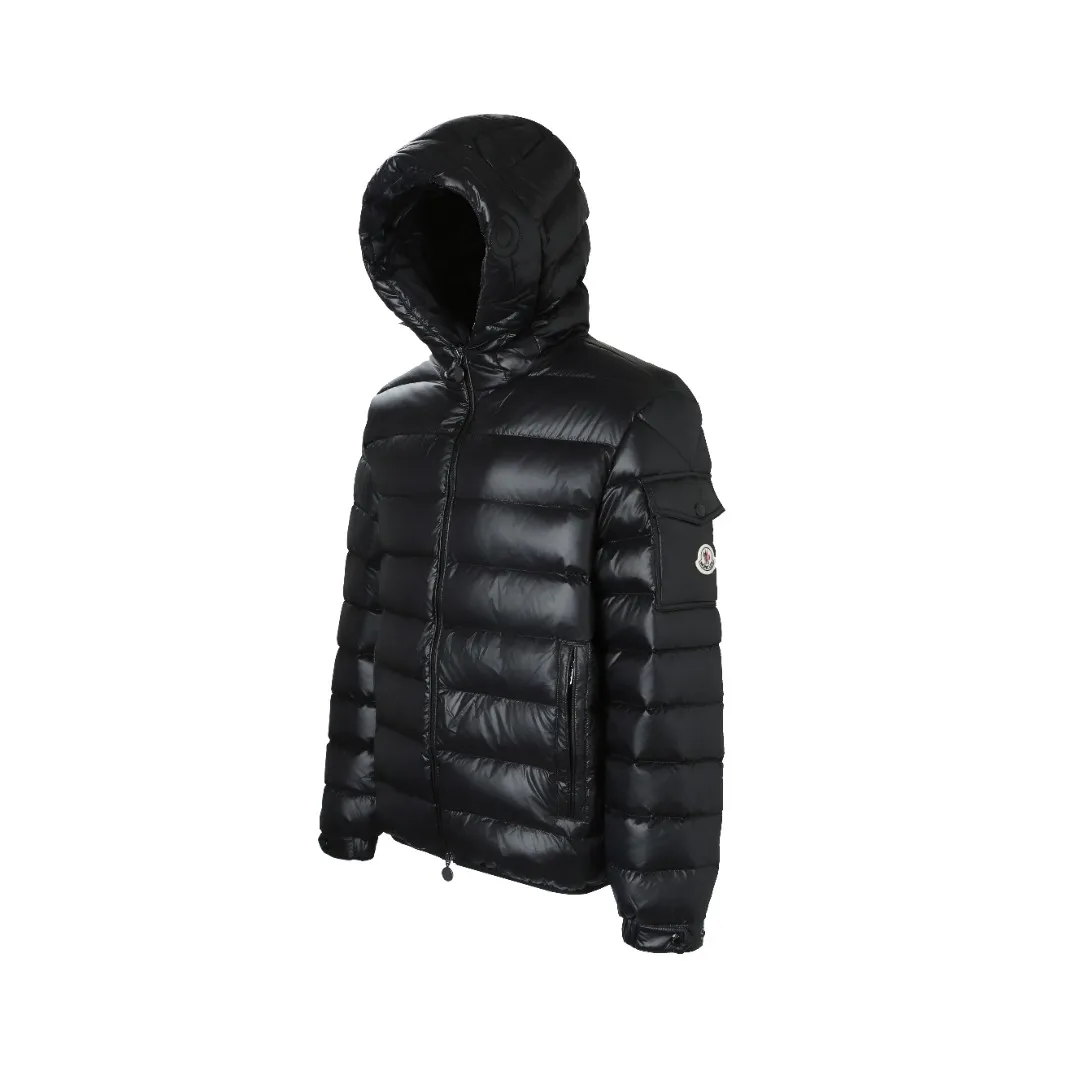 P900 MONCLER hooded brim quilted embroidered down jacket Fabric selection: The longue saison fabric is made of high-count polyamide fiber, which is known for its excellent tensile strength and lightness. Its good flexibility makes the fabric less prone to wrinkles and keeps it crisp and stylish for a long time. The tight weave effectively blocks the invasion of cold wind and locks in the warm air generated by the down layer. The high-density nylon surface forms a certain lotus leaf effect, making it difficult for small water droplets to penetrate, keeping the interior dry and effectively extending the service life of the down.  Lining selection: High-density lining fabric made of ultra-fine denier, 0.08mm thickness to avoid increasing the overall weight and making it smooth to wear. The high-density woven structure forms a wind resistance layer to protect the thermal efficiency of the thermal layer from loss. It can also withstand the expansion pressure of down and prevent deformation and damage after long-term use.  Technology: The quilted letter logo on the brim uses contour quilting technology. The stitching is routed along the edge of the set outline, and the filler is compressed inside the letter graphic, so that the logo is three-dimensional and convex, and the pattern is clear.  High-quality filling: It is filled with 90% selected white duck down, weighing 210g, ensuring fluffy rebound, lightness and warmth.  Accessories: one-to-one customized zipper pendant, one-to-one customized badge, one-to-one customized three-label SIZE: 1 2 3 4