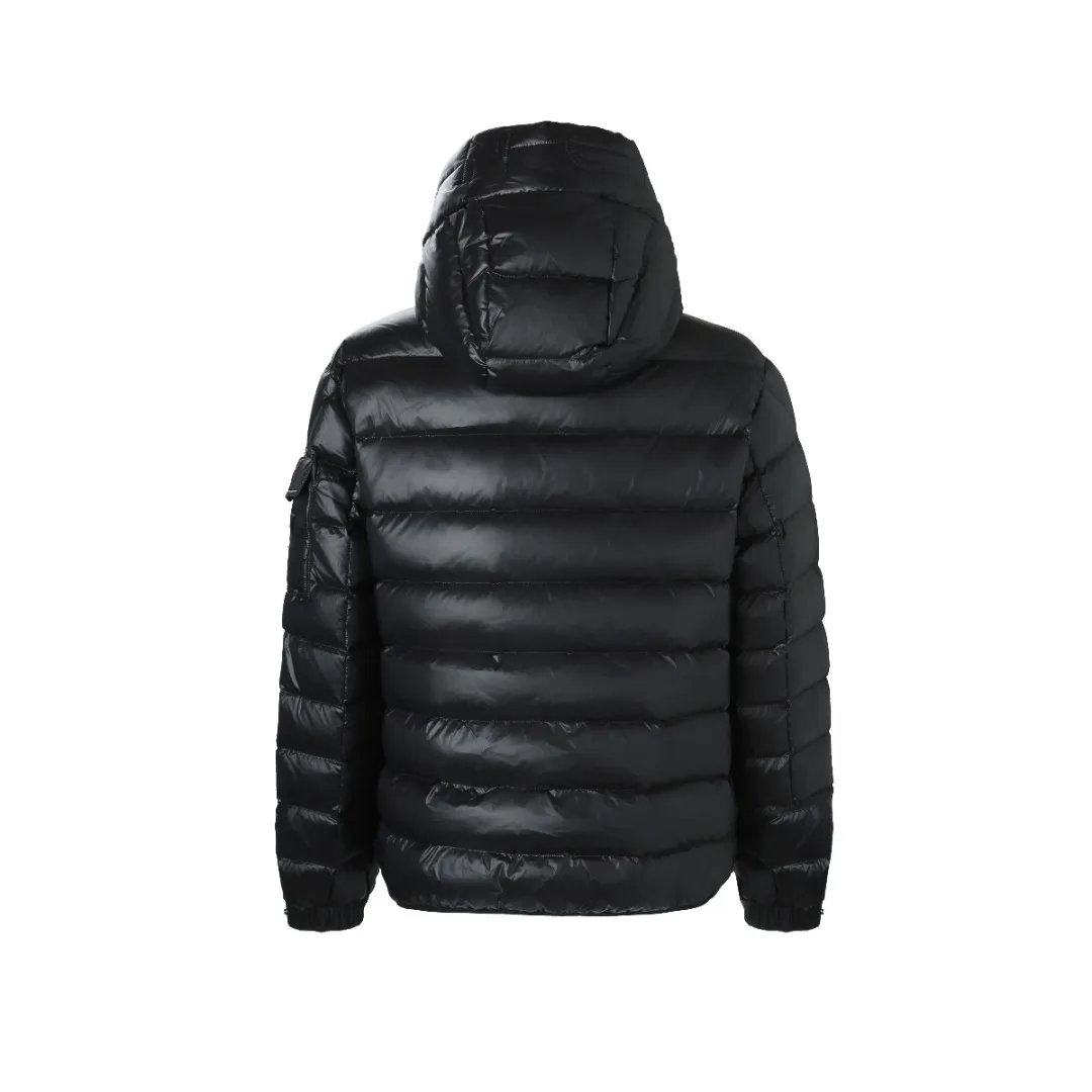 P900 MONCLER hooded brim quilted embroidered down jacket Fabric selection: The longue saison fabric is made of high-count polyamide fiber, which is known for its excellent tensile strength and lightness. Its good flexibility makes the fabric less prone to wrinkles and keeps it crisp and stylish for a long time. The tight weave effectively blocks the invasion of cold wind and locks in the warm air generated by the down layer. The high-density nylon surface forms a certain lotus leaf effect, making it difficult for small water droplets to penetrate, keeping the interior dry and effectively extending the service life of the down.  Lining selection: High-density lining fabric made of ultra-fine denier, 0.08mm thickness to avoid increasing the overall weight and making it smooth to wear. The high-density woven structure forms a wind resistance layer to protect the thermal efficiency of the thermal layer from loss. It can also withstand the expansion pressure of down and prevent deformation and damage after long-term use.  Technology: The quilted letter logo on the brim uses contour quilting technology. The stitching is routed along the edge of the set outline, and the filler is compressed inside the letter graphic, so that the logo is three-dimensional and convex, and the pattern is clear.  High-quality filling: It is filled with 90% selected white duck down, weighing 210g, ensuring fluffy rebound, lightness and warmth.  Accessories: one-to-one customized zipper pendant, one-to-one customized badge, one-to-one customized three-label SIZE: 1 2 3 4