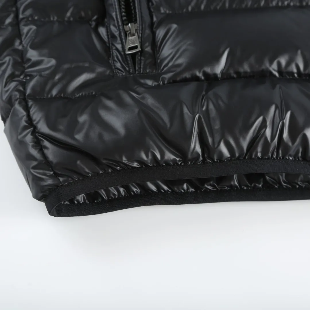 P900 MONCLER hooded brim quilted embroidered down jacket Fabric selection: The longue saison fabric is made of high-count polyamide fiber, which is known for its excellent tensile strength and lightness. Its good flexibility makes the fabric less prone to wrinkles and keeps it crisp and stylish for a long time. The tight weave effectively blocks the invasion of cold wind and locks in the warm air generated by the down layer. The high-density nylon surface forms a certain lotus leaf effect, making it difficult for small water droplets to penetrate, keeping the interior dry and effectively extending the service life of the down.  Lining selection: High-density lining fabric made of ultra-fine denier, 0.08mm thickness to avoid increasing the overall weight and making it smooth to wear. The high-density woven structure forms a wind resistance layer to protect the thermal efficiency of the thermal layer from loss. It can also withstand the expansion pressure of down and prevent deformation and damage after long-term use.  Technology: The quilted letter logo on the brim uses contour quilting technology. The stitching is routed along the edge of the set outline, and the filler is compressed inside the letter graphic, so that the logo is three-dimensional and convex, and the pattern is clear.  High-quality filling: It is filled with 90% selected white duck down, weighing 210g, ensuring fluffy rebound, lightness and warmth.  Accessories: one-to-one customized zipper pendant, one-to-one customized badge, one-to-one customized three-label SIZE: 1 2 3 4