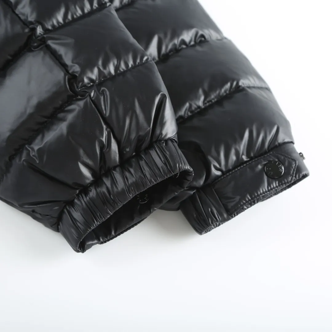 P900 MONCLER hooded brim quilted embroidered down jacket Fabric selection: The longue saison fabric is made of high-count polyamide fiber, which is known for its excellent tensile strength and lightness. Its good flexibility makes the fabric less prone to wrinkles and keeps it crisp and stylish for a long time. The tight weave effectively blocks the invasion of cold wind and locks in the warm air generated by the down layer. The high-density nylon surface forms a certain lotus leaf effect, making it difficult for small water droplets to penetrate, keeping the interior dry and effectively extending the service life of the down.  Lining selection: High-density lining fabric made of ultra-fine denier, 0.08mm thickness to avoid increasing the overall weight and making it smooth to wear. The high-density woven structure forms a wind resistance layer to protect the thermal efficiency of the thermal layer from loss. It can also withstand the expansion pressure of down and prevent deformation and damage after long-term use.  Technology: The quilted letter logo on the brim uses contour quilting technology. The stitching is routed along the edge of the set outline, and the filler is compressed inside the letter graphic, so that the logo is three-dimensional and convex, and the pattern is clear.  High-quality filling: It is filled with 90% selected white duck down, weighing 210g, ensuring fluffy rebound, lightness and warmth.  Accessories: one-to-one customized zipper pendant, one-to-one customized badge, one-to-one customized three-label SIZE: 1 2 3 4
