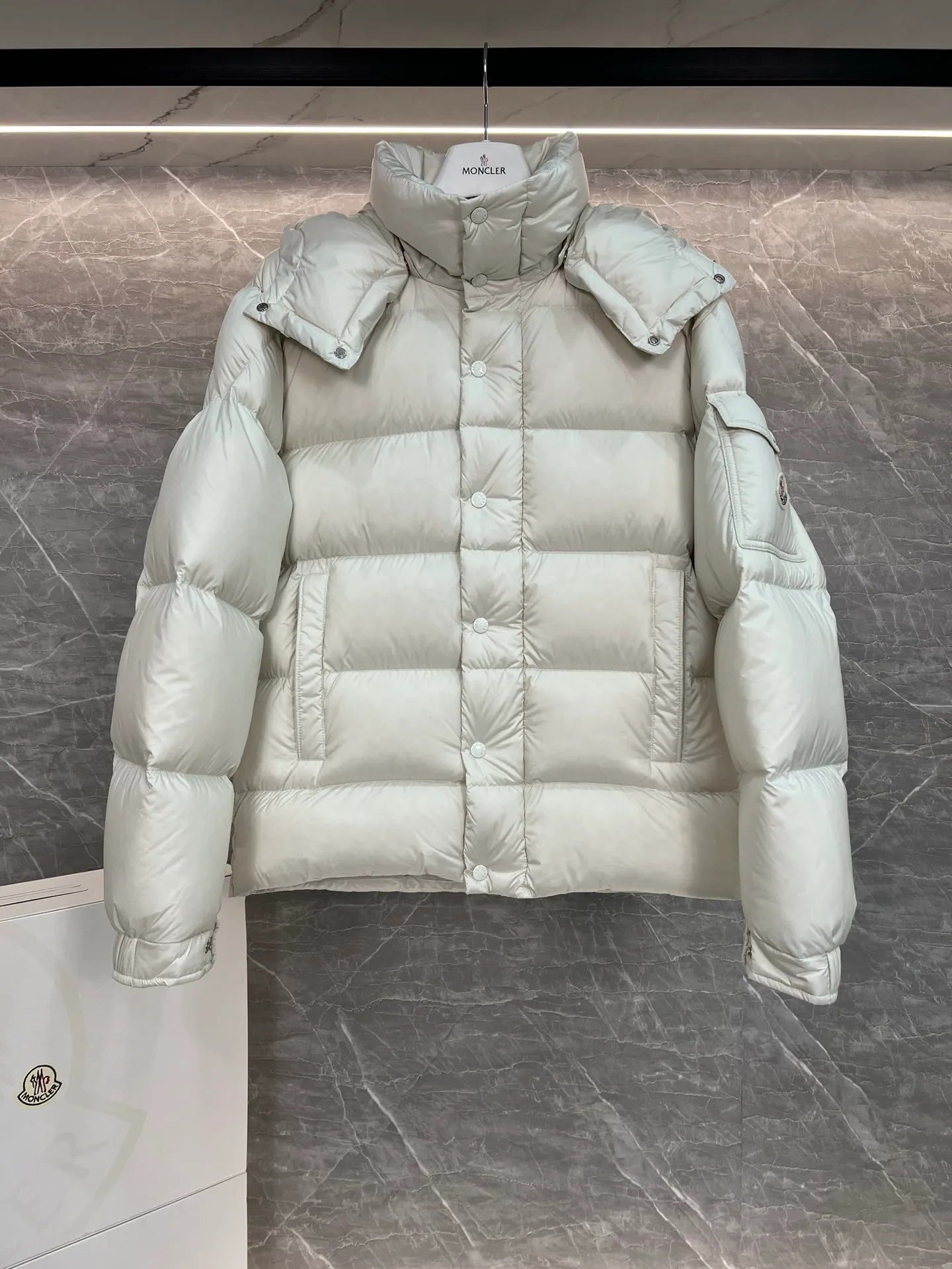 P780 Hot Sale ⬆️Moncler [New Product] Maya Women's 90 White Duck Down Winter Down Jacket Jacket. ❗️❗️❗️❗️❗️ The iconic Moncler down jacket is highly recognizable.  The Moncler Maya cropped down jacket is refreshed in a new colorway. Made from matte fabric and featuring signature checkered quilting, it reflects the essence of the Moncler brand. The style features a sharp silhouette with a detachable hood and adjustable hem in a timeless design suitable for every season and trend. The sleeves feature classic patch pockets. Details •Made from polyester fabric •Polyester lining •Down filling •Removable and adjustable hood •Zipper closure with snap buttons at front windshield •Zip pockets •Adjustable cuffs •Elastic drawstring hem Size : 1-2-3-4-5 Black, White, Pink, Cardigan