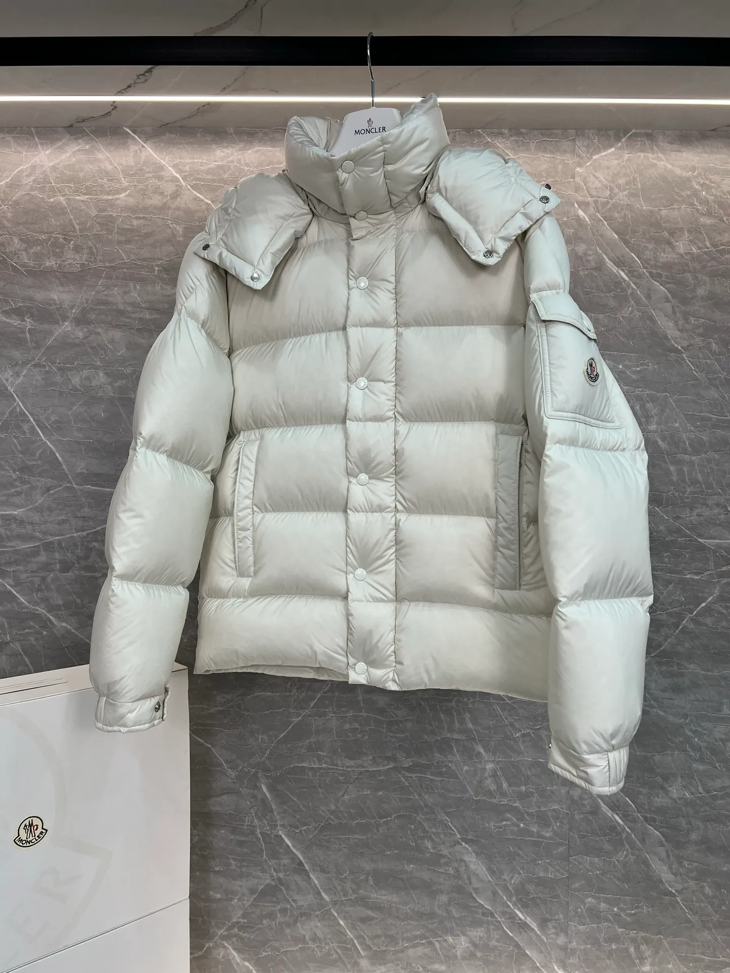 P780 Hot Sale ⬆️Moncler [New Product] Maya Women's 90 White Duck Down Winter Down Jacket Jacket. ❗️❗️❗️❗️❗️ The iconic Moncler down jacket is highly recognizable.  The Moncler Maya cropped down jacket is refreshed in a new colorway. Made from matte fabric and featuring signature checkered quilting, it reflects the essence of the Moncler brand. The style features a sharp silhouette with a detachable hood and adjustable hem in a timeless design suitable for every season and trend. The sleeves feature classic patch pockets. Details •Made from polyester fabric •Polyester lining •Down filling •Removable and adjustable hood •Zipper closure with snap buttons at front windshield •Zip pockets •Adjustable cuffs •Elastic drawstring hem Size : 1-2-3-4-5 Black, White, Pink, Cardigan