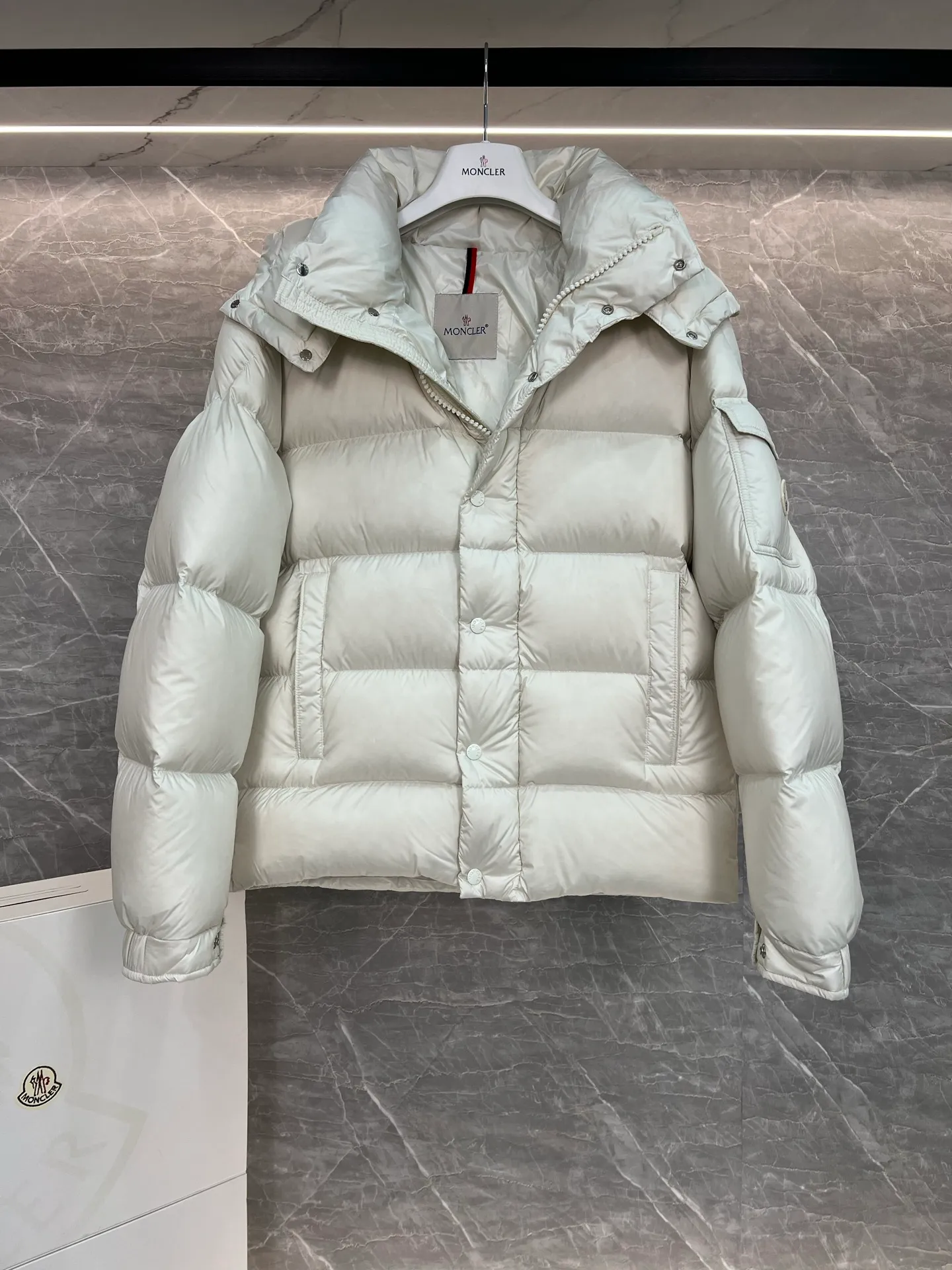 P780 Hot Sale ⬆️Moncler [New Product] Maya Women's 90 White Duck Down Winter Down Jacket Jacket. ❗️❗️❗️❗️❗️ The iconic Moncler down jacket is highly recognizable.  The Moncler Maya cropped down jacket is refreshed in a new colorway. Made from matte fabric and featuring signature checkered quilting, it reflects the essence of the Moncler brand. The style features a sharp silhouette with a detachable hood and adjustable hem in a timeless design suitable for every season and trend. The sleeves feature classic patch pockets. Details •Made from polyester fabric •Polyester lining •Down filling •Removable and adjustable hood •Zipper closure with snap buttons at front windshield •Zip pockets •Adjustable cuffs •Elastic drawstring hem Size : 1-2-3-4-5 Black, White, Pink, Cardigan