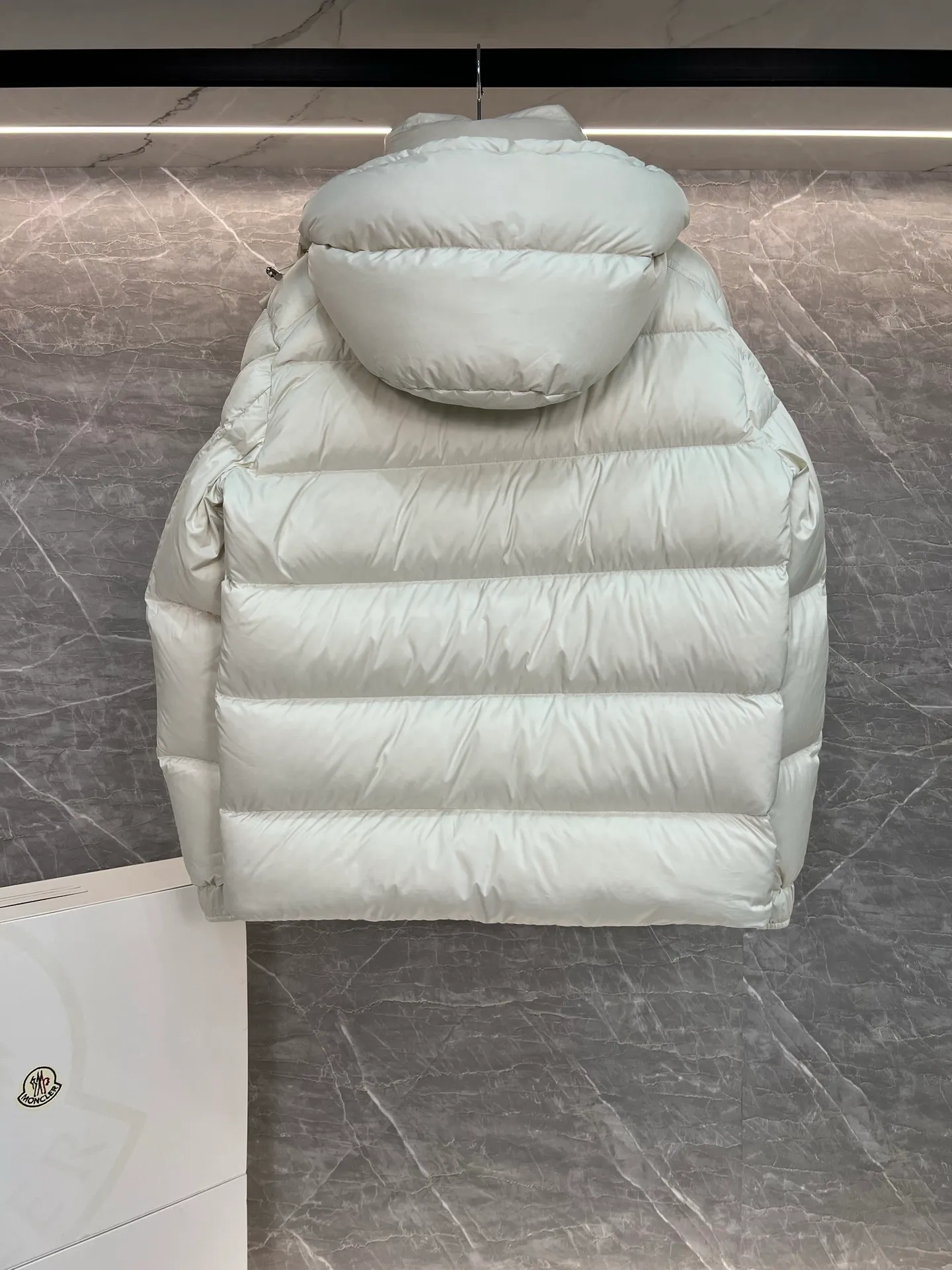 P780 Hot Sale ⬆️Moncler [New Product] Maya Women's 90 White Duck Down Winter Down Jacket Jacket. ❗️❗️❗️❗️❗️ The iconic Moncler down jacket is highly recognizable.  The Moncler Maya cropped down jacket is refreshed in a new colorway. Made from matte fabric and featuring signature checkered quilting, it reflects the essence of the Moncler brand. The style features a sharp silhouette with a detachable hood and adjustable hem in a timeless design suitable for every season and trend. The sleeves feature classic patch pockets. Details •Made from polyester fabric •Polyester lining •Down filling •Removable and adjustable hood •Zipper closure with snap buttons at front windshield •Zip pockets •Adjustable cuffs •Elastic drawstring hem Size : 1-2-3-4-5 Black, White, Pink, Cardigan