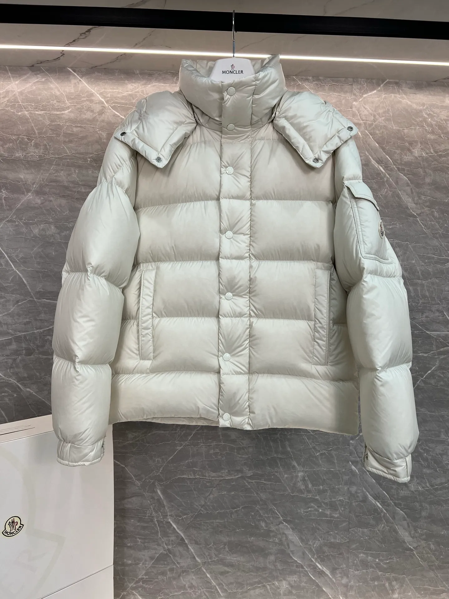 P780 Hot Sale ⬆️Moncler [New Product] Maya Women's 90 White Duck Down Winter Down Jacket Jacket. ❗️❗️❗️❗️❗️ The iconic Moncler down jacket is highly recognizable.  The Moncler Maya cropped down jacket is refreshed in a new colorway. Made from matte fabric and featuring signature checkered quilting, it reflects the essence of the Moncler brand. The style features a sharp silhouette with a detachable hood and adjustable hem in a timeless design suitable for every season and trend. The sleeves feature classic patch pockets. Details •Made from polyester fabric •Polyester lining •Down filling •Removable and adjustable hood •Zipper closure with snap buttons at front windshield •Zip pockets •Adjustable cuffs •Elastic drawstring hem Size : 1-2-3-4-5 Black, White, Pink, Cardigan
