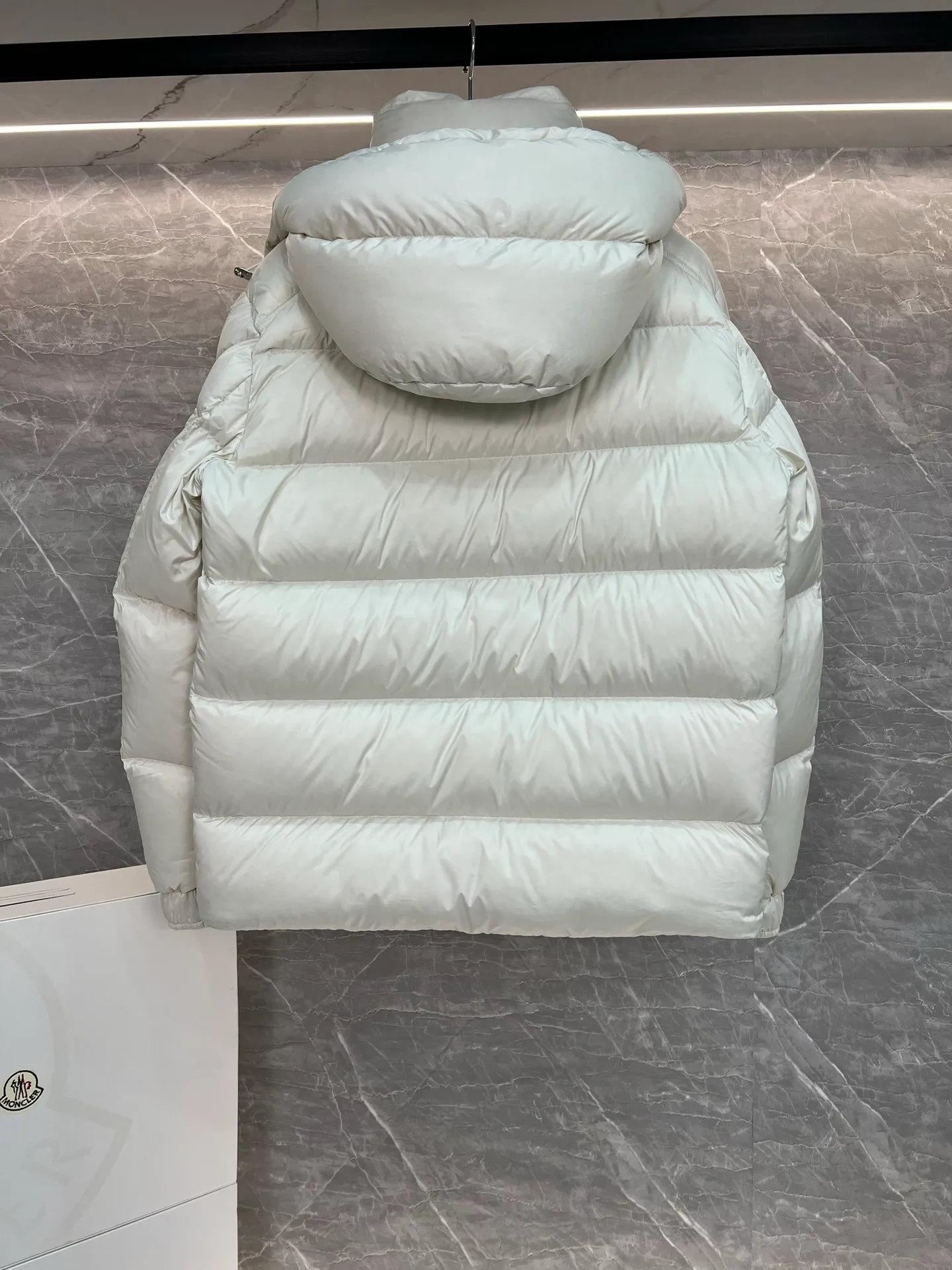 P780 Hot Sale ⬆️Moncler [New Product] Maya Women's 90 White Duck Down Winter Down Jacket Jacket. ❗️❗️❗️❗️❗️ The iconic Moncler down jacket is highly recognizable.  The Moncler Maya cropped down jacket is refreshed in a new colorway. Made from matte fabric and featuring signature checkered quilting, it reflects the essence of the Moncler brand. The style features a sharp silhouette with a detachable hood and adjustable hem in a timeless design suitable for every season and trend. The sleeves feature classic patch pockets. Details •Made from polyester fabric •Polyester lining •Down filling •Removable and adjustable hood •Zipper closure with snap buttons at front windshield •Zip pockets •Adjustable cuffs •Elastic drawstring hem Size : 1-2-3-4-5 Black, White, Pink, Cardigan