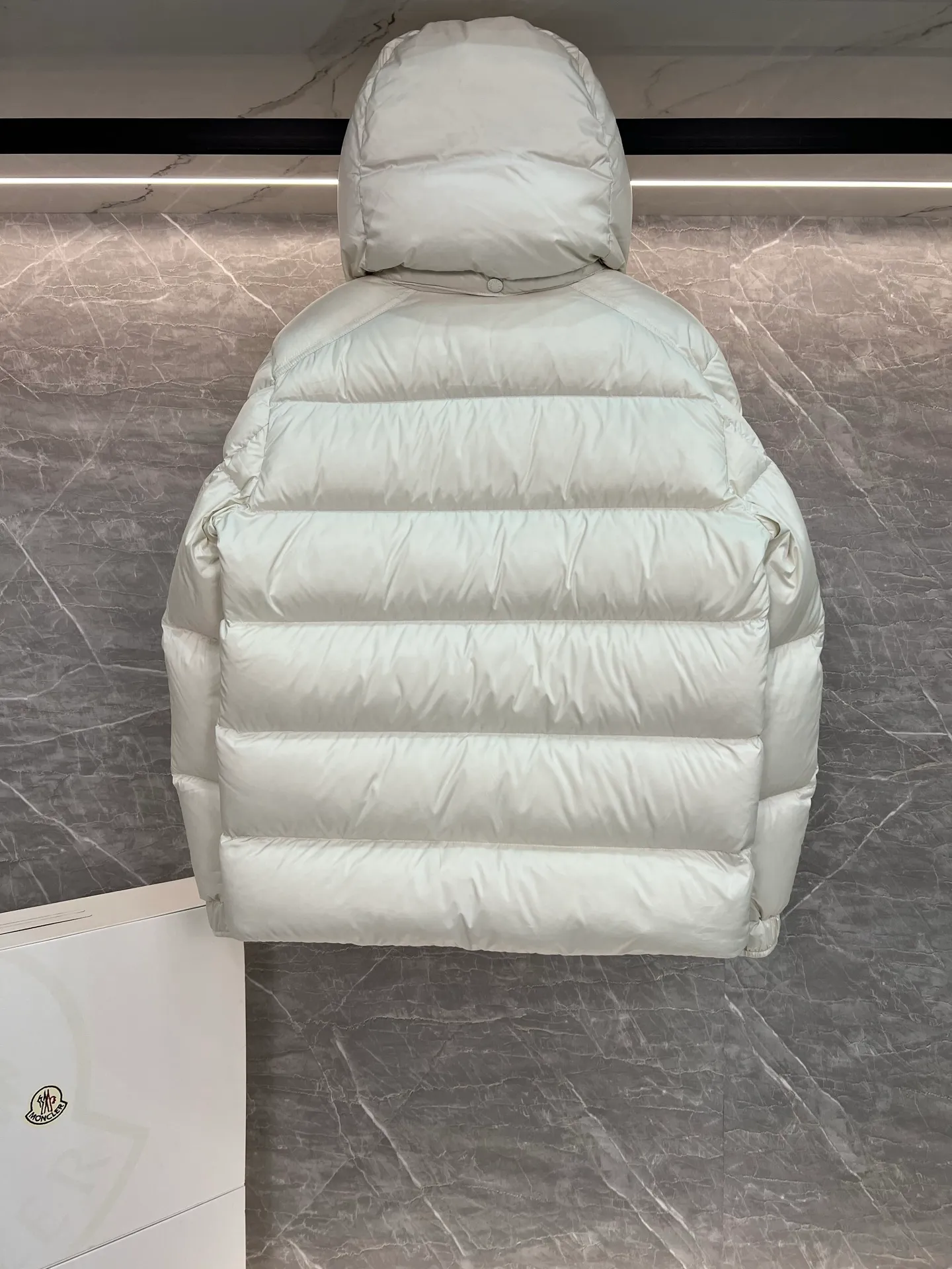 P780 Hot Sale ⬆️Moncler [New Product] Maya Women's 90 White Duck Down Winter Down Jacket Jacket. ❗️❗️❗️❗️❗️ The iconic Moncler down jacket is highly recognizable.  The Moncler Maya cropped down jacket is refreshed in a new colorway. Made from matte fabric and featuring signature checkered quilting, it reflects the essence of the Moncler brand. The style features a sharp silhouette with a detachable hood and adjustable hem in a timeless design suitable for every season and trend. The sleeves feature classic patch pockets. Details •Made from polyester fabric •Polyester lining •Down filling •Removable and adjustable hood •Zipper closure with snap buttons at front windshield •Zip pockets •Adjustable cuffs •Elastic drawstring hem Size : 1-2-3-4-5 Black, White, Pink, Cardigan