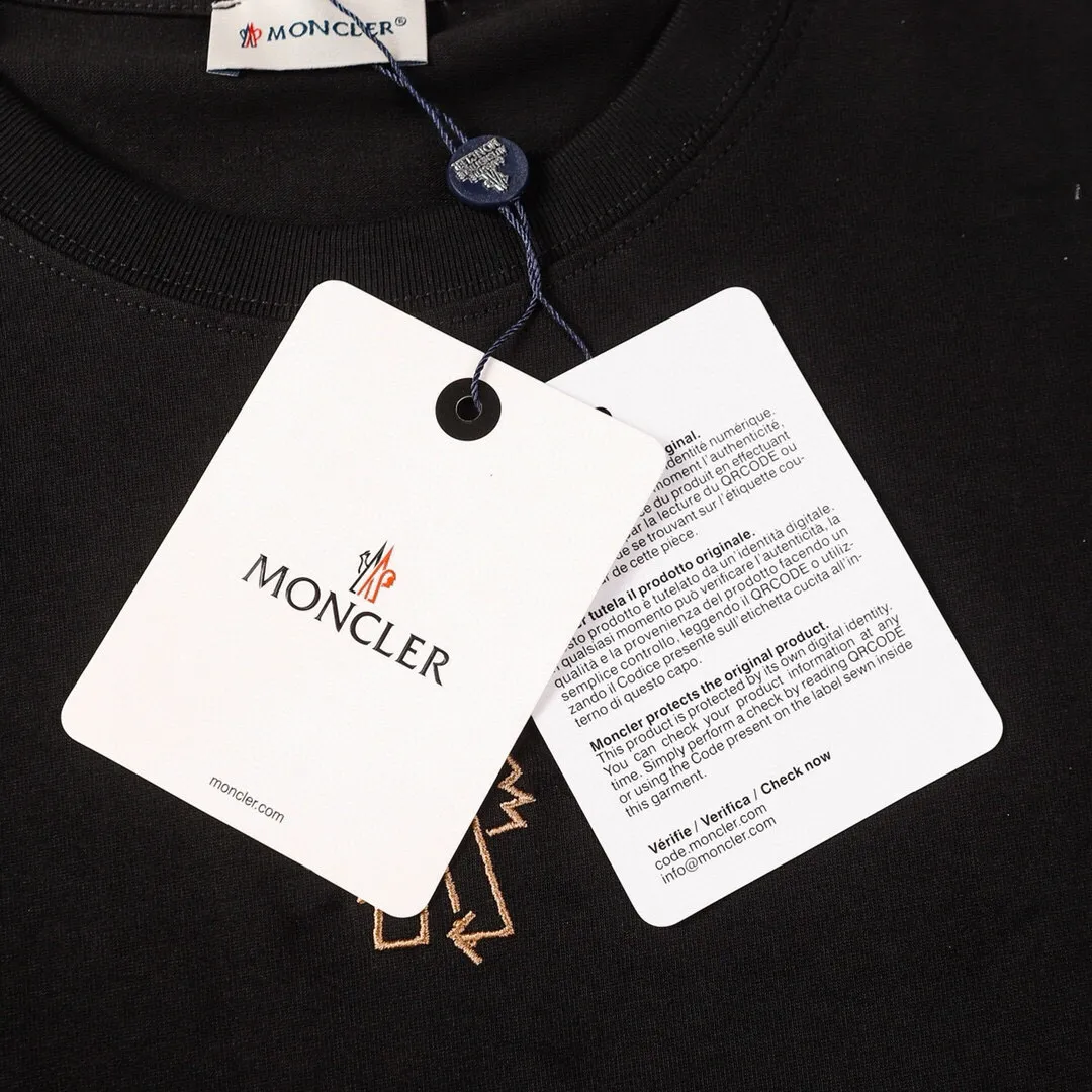 P134 Style No.: 824 〈MONCLER〉The price of the hood is actually quite advantageous. Those who have been to the counters should all know that the price of the hood is not much cheaper than Gucci Burberry. It is just relatively low-key and unwilling to hype. It is a piece of whether you want to buy it or not. It has an arrogant existence... Exclusively customized 270 grams of 32-count double yarn smooth cotton. The texture is very soft and comfortable. 100% different from the top fabrics in the market (does not shrink, deform, or pill). Matched with 320g 1*1 thread (fabric threads are dyed in the same vat, no color difference, threads are not easy to deform) Color: Black White Size: S-XL