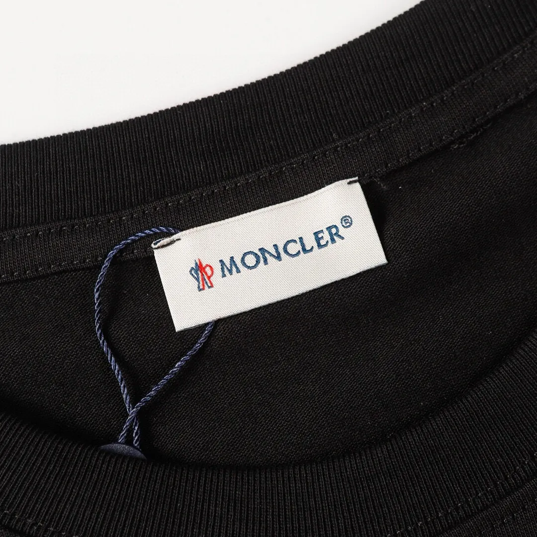 P134 Style No.: 824 〈MONCLER〉The price of the hood is actually quite advantageous. Those who have been to the counters should all know that the price of the hood is not much cheaper than Gucci Burberry. It is just relatively low-key and unwilling to hype. It is a piece of whether you want to buy it or not. It has an arrogant existence... Exclusively customized 270 grams of 32-count double yarn smooth cotton. The texture is very soft and comfortable. 100% different from the top fabrics in the market (does not shrink, deform, or pill). Matched with 320g 1*1 thread (fabric threads are dyed in the same vat, no color difference, threads are not easy to deform) Color: Black White Size: S-XL