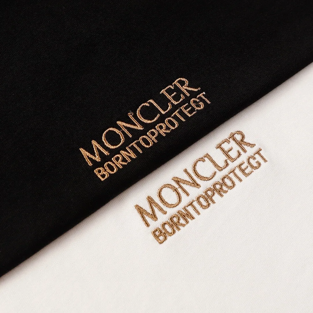 P134 Style No.: 824 〈MONCLER〉The price of the hood is actually quite advantageous. Those who have been to the counters should all know that the price of the hood is not much cheaper than Gucci Burberry. It is just relatively low-key and unwilling to hype. It is a piece of whether you want to buy it or not. It has an arrogant existence... Exclusively customized 270 grams of 32-count double yarn smooth cotton. The texture is very soft and comfortable. 100% different from the top fabrics in the market (does not shrink, deform, or pill). Matched with 320g 1*1 thread (fabric threads are dyed in the same vat, no color difference, threads are not easy to deform) Color: Black White Size: S-XL