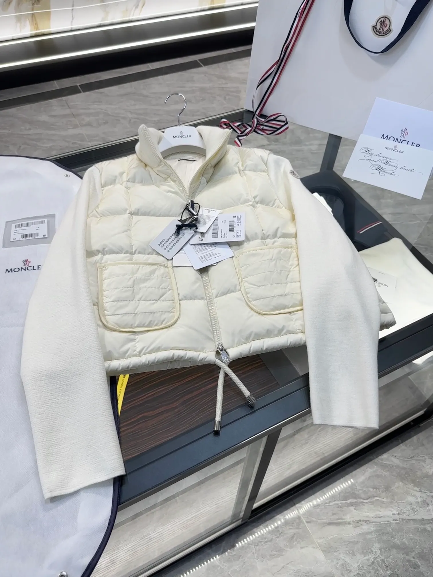 P600 Moncler women's padded wool zipper cardigan. More details shot. L258031