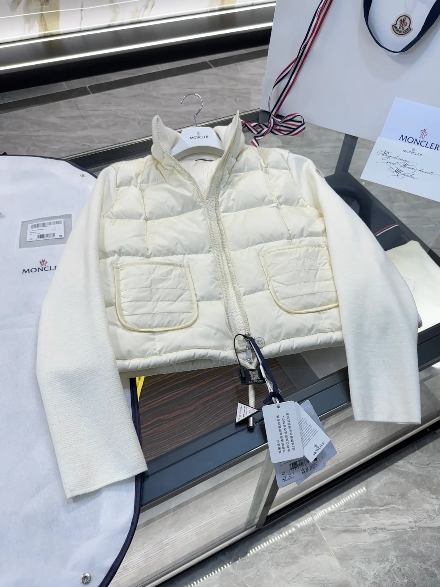 P600 Moncler women's padded wool zipper cardigan. More details shot. L258031