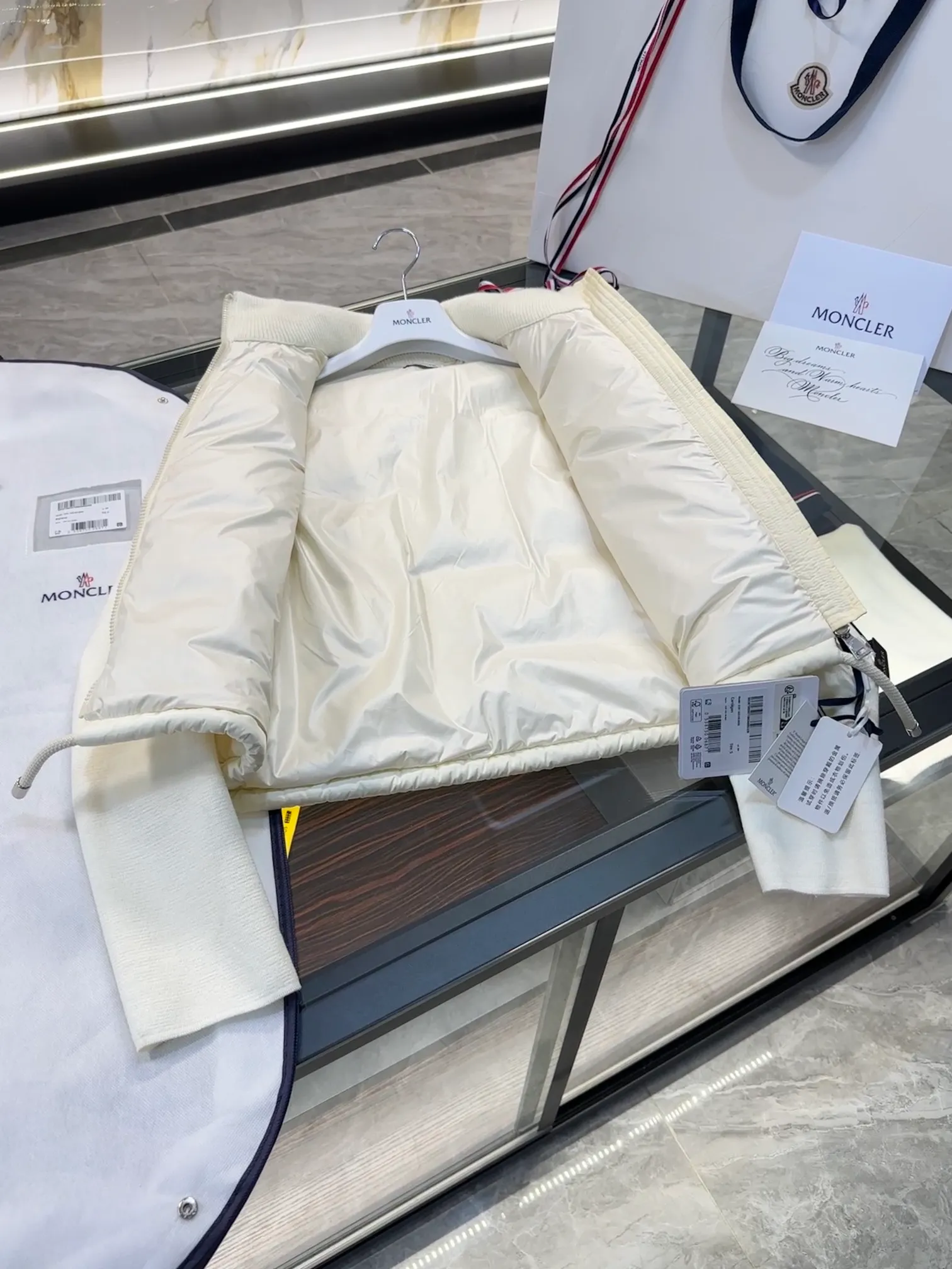 P600 Moncler women's padded wool zipper cardigan. More details shot. L258031