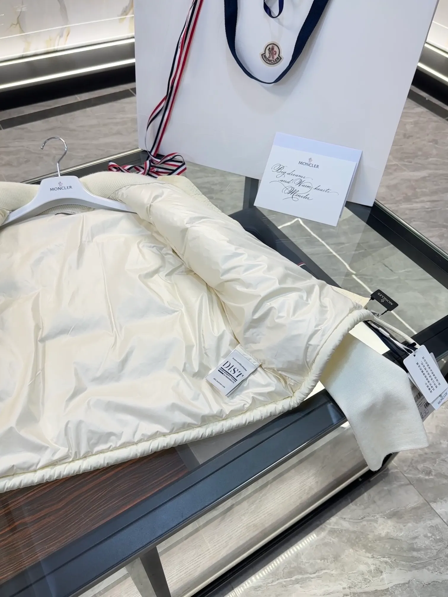 P600 Moncler women's padded wool zipper cardigan. More details shot. L258031