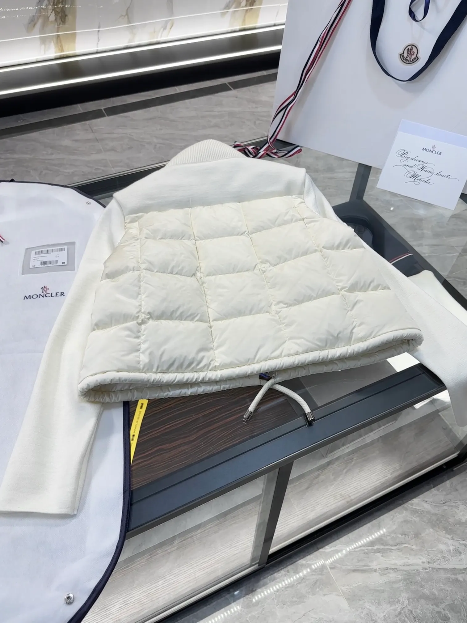 P600 Moncler women's padded wool zipper cardigan. More details shot. L258031