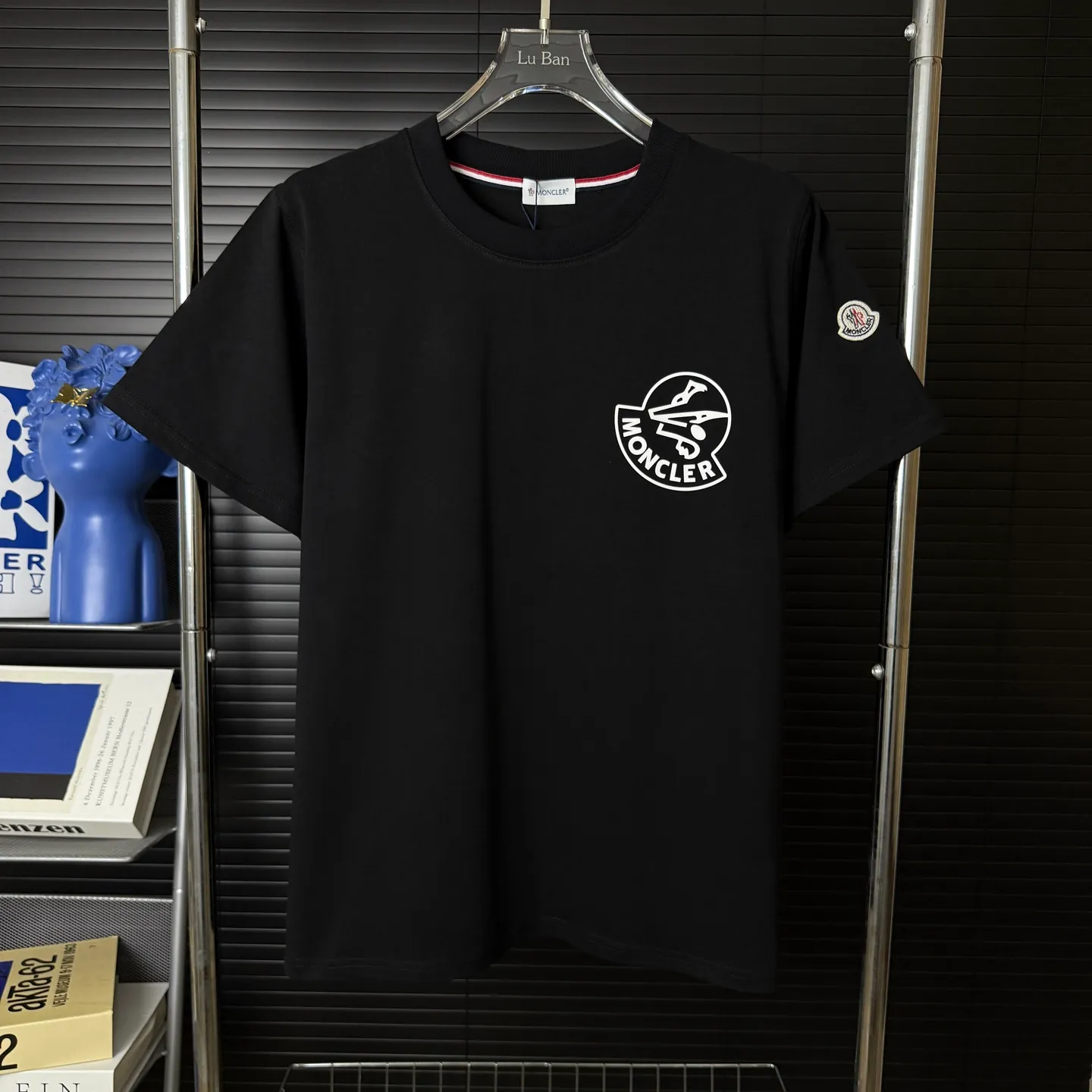 P170 A233 (Long-term replenishment, arrival the next day) MONCLER/mask three-dimensional offset printing letter LOGO round neck short-sleeved T-shirt exclusive first launch high-definition The fabric is made of 300 grams of heavyweight pure cotton, customized with 32 counts of double thread, and washed twice for ready-to-wear. The fabric is comfortable and skin-friendly. It is custom-dyed fabric with high textile density and good drape. It is not easy to deform or shrink. The thick texture and compact spinning process will not affect the breathability of the fabric. The color saturation is very high. Imported Tajima embroidery technology has a good upper body effect. It is a versatile and good-looking short sleeve. The loose version covers the flesh and makes you slim. Size: S~XL Color: white black