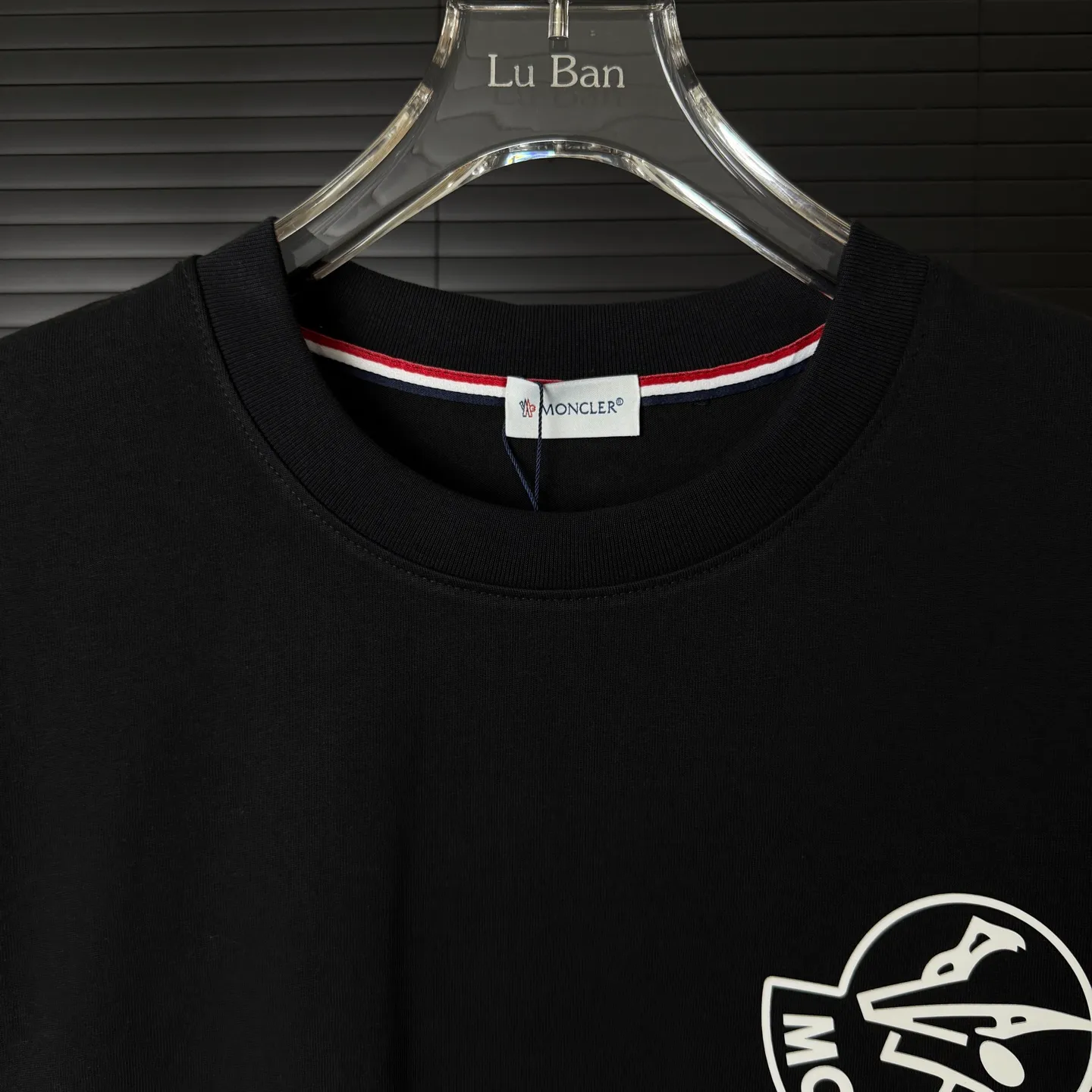 P170 A233 (Long-term replenishment, arrival the next day) MONCLER/mask three-dimensional offset printing letter LOGO round neck short-sleeved T-shirt exclusive first launch high-definition The fabric is made of 300 grams of heavyweight pure cotton, customized with 32 counts of double thread, and washed twice for ready-to-wear. The fabric is comfortable and skin-friendly. It is custom-dyed fabric with high textile density and good drape. It is not easy to deform or shrink. The thick texture and compact spinning process will not affect the breathability of the fabric. The color saturation is very high. Imported Tajima embroidery technology has a good upper body effect. It is a versatile and good-looking short sleeve. The loose version covers the flesh and makes you slim. Size: S~XL Color: white black