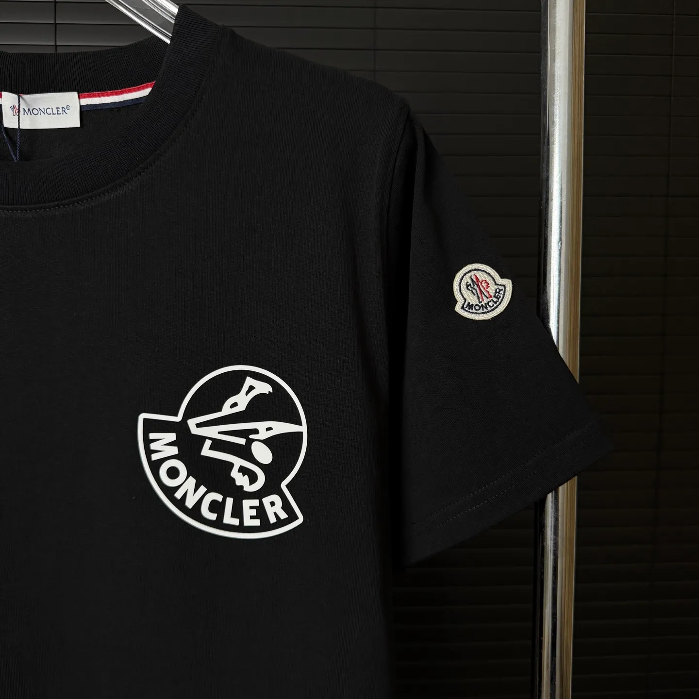 P170 A233 (Long-term replenishment, arrival the next day) MONCLER/mask three-dimensional offset printing letter LOGO round neck short-sleeved T-shirt exclusive first launch high-definition The fabric is made of 300 grams of heavyweight pure cotton, customized with 32 counts of double thread, and washed twice for ready-to-wear. The fabric is comfortable and skin-friendly. It is custom-dyed fabric with high textile density and good drape. It is not easy to deform or shrink. The thick texture and compact spinning process will not affect the breathability of the fabric. The color saturation is very high. Imported Tajima embroidery technology has a good upper body effect. It is a versatile and good-looking short sleeve. The loose version covers the flesh and makes you slim. Size: S~XL Color: white black