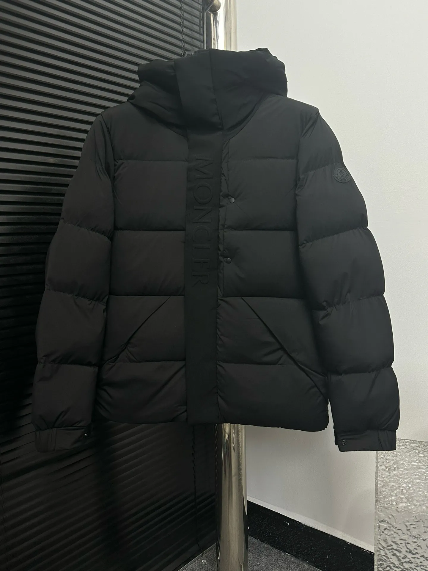 P820 ​​[Moncler] Mouth Guard Three-dimensional Embossed Letters Down Jacket Black Samurai Hooded Mid-Length Down Jacket Hard to find on the official website Filled with 95% goose down The Madeira down jacket is a staple item in the functional wardrobe. Made of Longuesaison nylon, it provides excellent warmth and comfort. Presented in calming neutral tones, the loose silhouette pays homage to clean design. Made from matt Longue Saison nylon Painted nylon lining Filled with down Hood and front placket made from 2.5 layers of fabric Logo lettering embossed Hidden button and zip closure Exterior pockets with concealed snap fastening Chest pockets with zipper closure Adjustable hood and flat elastic drawstring Matt black branding Sizes: 1 2 3 4 5