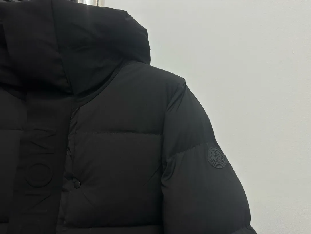 P820 ​​[Moncler] Mouth Guard Three-dimensional Embossed Letters Down Jacket Black Samurai Hooded Mid-Length Down Jacket Hard to find on the official website Filled with 95% goose down The Madeira down jacket is a staple item in the functional wardrobe. Made of Longuesaison nylon, it provides excellent warmth and comfort. Presented in calming neutral tones, the loose silhouette pays homage to clean design. Made from matt Longue Saison nylon Painted nylon lining Filled with down Hood and front placket made from 2.5 layers of fabric Logo lettering embossed Hidden button and zip closure Exterior pockets with concealed snap fastening Chest pockets with zipper closure Adjustable hood and flat elastic drawstring Matt black branding Sizes: 1 2 3 4 5