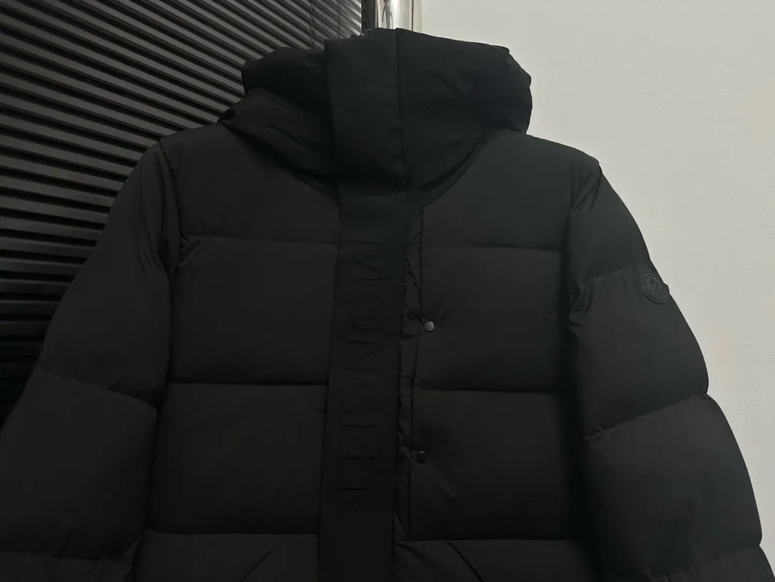 P820 ​​[Moncler] Mouth Guard Three-dimensional Embossed Letters Down Jacket Black Samurai Hooded Mid-Length Down Jacket Hard to find on the official website Filled with 95% goose down The Madeira down jacket is a staple item in the functional wardrobe. Made of Longuesaison nylon, it provides excellent warmth and comfort. Presented in calming neutral tones, the loose silhouette pays homage to clean design. Made from matt Longue Saison nylon Painted nylon lining Filled with down Hood and front placket made from 2.5 layers of fabric Logo lettering embossed Hidden button and zip closure Exterior pockets with concealed snap fastening Chest pockets with zipper closure Adjustable hood and flat elastic drawstring Matt black branding Sizes: 1 2 3 4 5