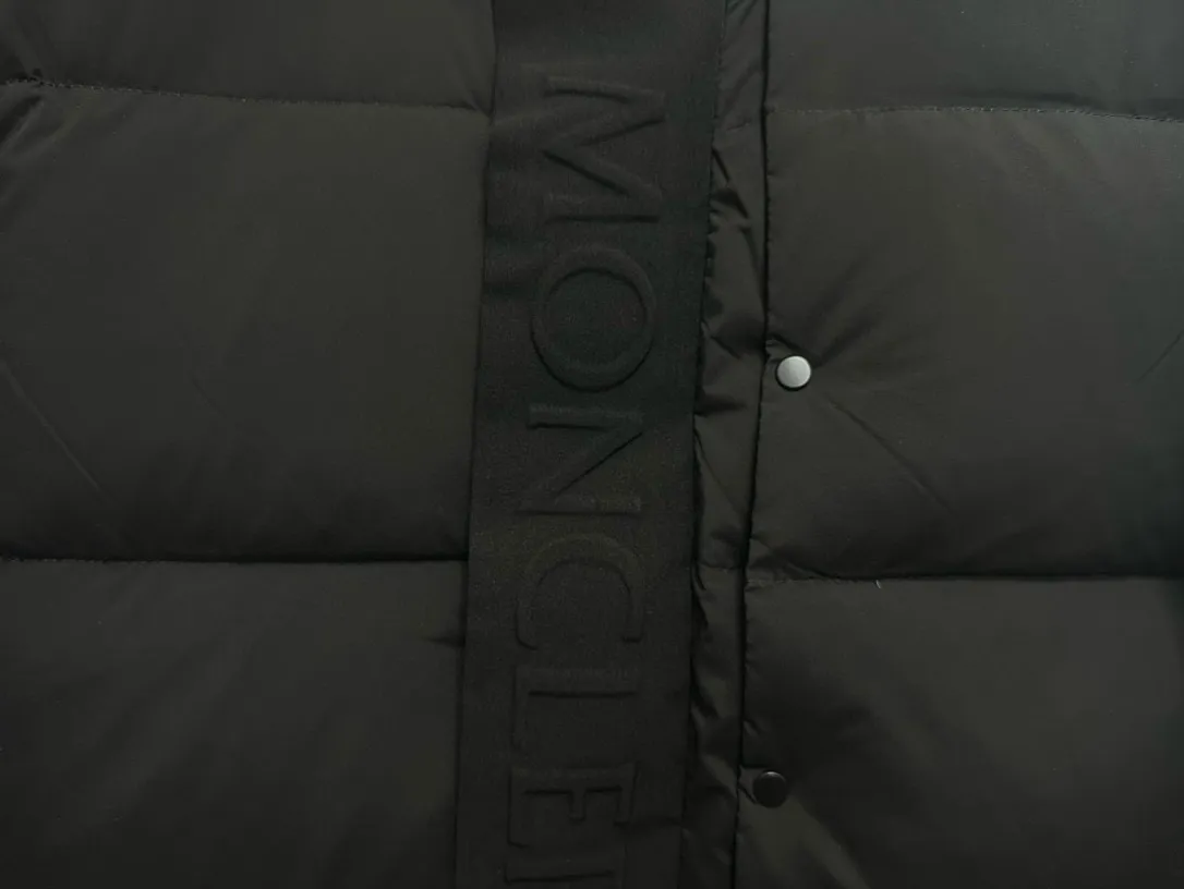 P820 ​​[Moncler] Mouth Guard Three-dimensional Embossed Letters Down Jacket Black Samurai Hooded Mid-Length Down Jacket Hard to find on the official website Filled with 95% goose down The Madeira down jacket is a staple item in the functional wardrobe. Made of Longuesaison nylon, it provides excellent warmth and comfort. Presented in calming neutral tones, the loose silhouette pays homage to clean design. Made from matt Longue Saison nylon Painted nylon lining Filled with down Hood and front placket made from 2.5 layers of fabric Logo lettering embossed Hidden button and zip closure Exterior pockets with concealed snap fastening Chest pockets with zipper closure Adjustable hood and flat elastic drawstring Matt black branding Sizes: 1 2 3 4 5