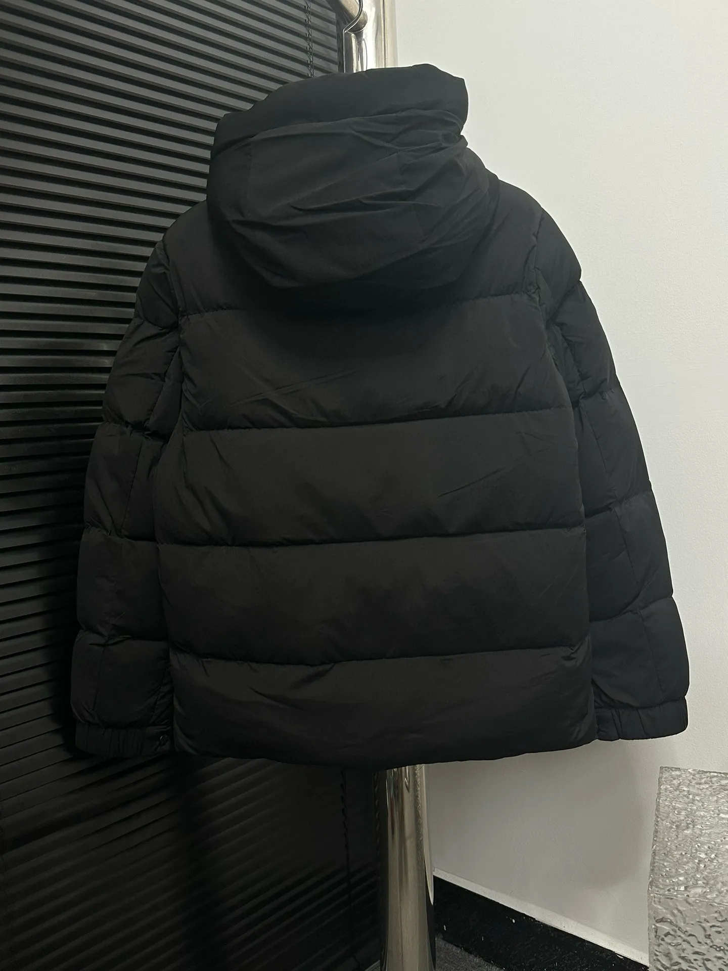 P820 ​​[Moncler] Mouth Guard Three-dimensional Embossed Letters Down Jacket Black Samurai Hooded Mid-Length Down Jacket Hard to find on the official website Filled with 95% goose down The Madeira down jacket is a staple item in the functional wardrobe. Made of Longuesaison nylon, it provides excellent warmth and comfort. Presented in calming neutral tones, the loose silhouette pays homage to clean design. Made from matt Longue Saison nylon Painted nylon lining Filled with down Hood and front placket made from 2.5 layers of fabric Logo lettering embossed Hidden button and zip closure Exterior pockets with concealed snap fastening Chest pockets with zipper closure Adjustable hood and flat elastic drawstring Matt black branding Sizes: 1 2 3 4 5
