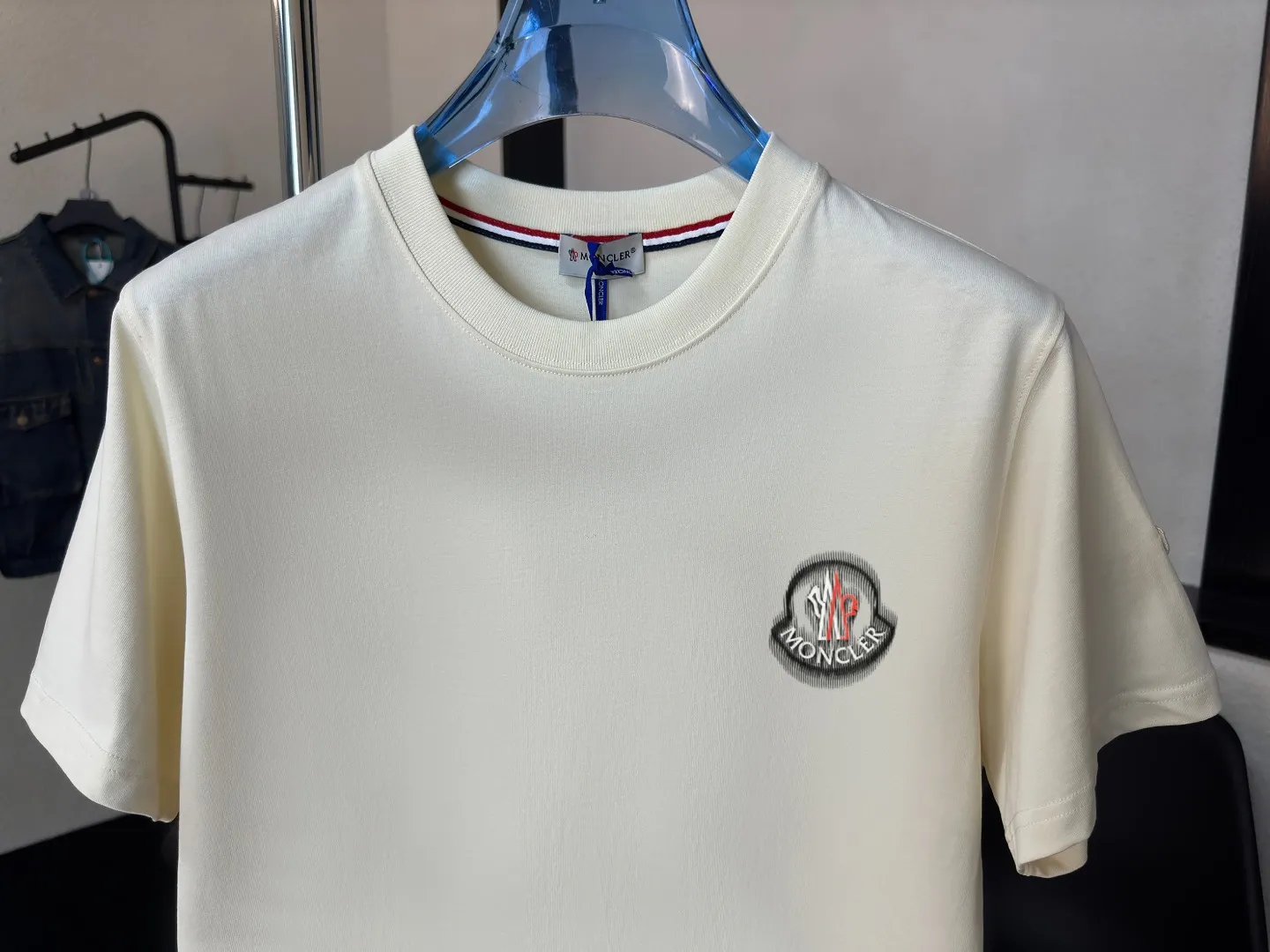 P140 Upgraded version "Mobile phone smart sensor ~ NFC chip armband ~ Direct access to the official website for anti-counterfeiting" "Moncler ~ Mouth Mouth" 2025 new high-quality round neck short-sleeved T-shirt. The cuffs have imported embroidered labels. Customized dyeing, very comfortable to touch. Super versatile and good-looking short-sleeved. Complete with three labels. Non-market ordinary version. Feel free to compare. Quality is absolutely guaranteed! ‼ First of all, this original fabric is all custom-woven with 32-count double yarn fabric, 250G, and the weight is the same‼ Fine workmanship, double waistcoat method, double waistcoat method, double waistcoat method makes the whole dress more three-dimensional, which is not a craft that ordinary T-shirts can achieve🤪 Size: S-M-L-XL-2XL Color: black, white, apricot, same style for men and women
