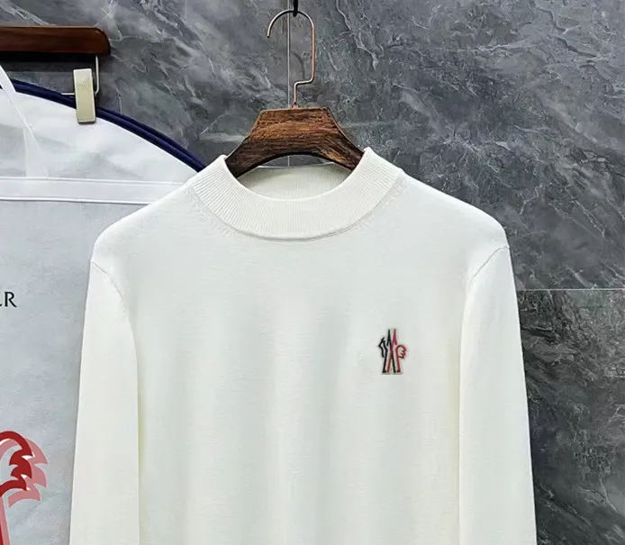 P210 Moncler, complete with 3 marks for the muzzle, logo embroidered half-turtleneck sweater, fine wool blended sweater, high-end customized collection for men and women, affiliated to the brand's high-end main line, patented top-grade yarn blending, using innovation to interpret conventional styles. The configuration of the fabric is subversive. The details are remarkable. The most anticipated sweater in autumn and winter. Full of high-end sense. Outflowed from the brand's designated Zhejiang processing factory. Very cost-effective. Meri wool yarn is of excellent quality. It feels super soft, delicate, soft, non-pilling and does not deform. It is available at all major counters at the same time. It is a must-have product every year. The product seems simple, the process is extremely complicated, and the upper body is not picky. The upper body is extremely skin-friendly and comfortable. It can be worn close to the body with an outer jacket or as an outer layer. Color: Black White Gray Size: M L XL 2XL 3XL