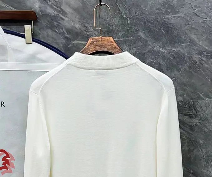 P210 Moncler, complete with 3 marks for the muzzle, logo embroidered half-turtleneck sweater, fine wool blended sweater, high-end customized collection for men and women, affiliated to the brand's high-end main line, patented top-grade yarn blending, using innovation to interpret conventional styles. The configuration of the fabric is subversive. The details are remarkable. The most anticipated sweater in autumn and winter. Full of high-end sense. Outflowed from the brand's designated Zhejiang processing factory. Very cost-effective. Meri wool yarn is of excellent quality. It feels super soft, delicate, soft, non-pilling and does not deform. It is available at all major counters at the same time. It is a must-have product every year. The product seems simple, the process is extremely complicated, and the upper body is not picky. The upper body is extremely skin-friendly and comfortable. It can be worn close to the body with an outer jacket or as an outer layer. Color: Black White Gray Size: M L XL 2XL 3XL