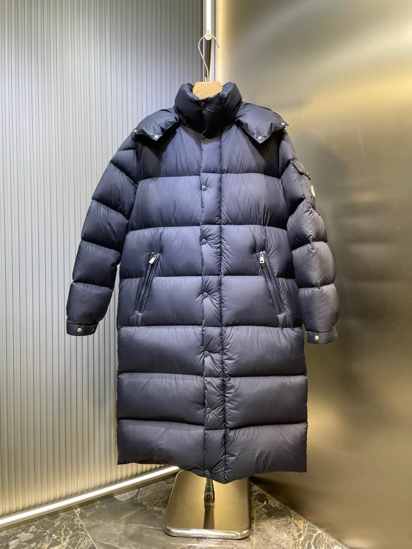 P1180 Moncler blue black 🌟Mayan matte long fabric is made of the original longue saison nylon material, which can effectively block wind and rain and keep the interior dry and comfortable. Comfortable and wind resistant. The inner filling is made of high-quality national standard 90 white goose down, which has light fluffiness and excellent thermal insulation performance. Quilting design, classic rectangular texture, a quilting process that can not only fix down to prevent it from running away, but is also an important decorative element. Stitching technology is very important, fine stitches can better lock the velvet. The internal washing label N is equipped with an anti-counterfeiting chip and a built-in sensor to verify the authenticity. It is detachable with buckles and can be adjusted with drawstrings at the hem and cuffs. The hardware accessories are unified to restore the original zippers, using YKK brand zippers for smoother and more durable buckles, windproof design ribs on the cuffs and hem, and adjustable drawstrings. Custom woven and dyed, no color difference from the original. Perfect restoration of ingenious craftsmanship, complete three standards, customized accessories size: 12345