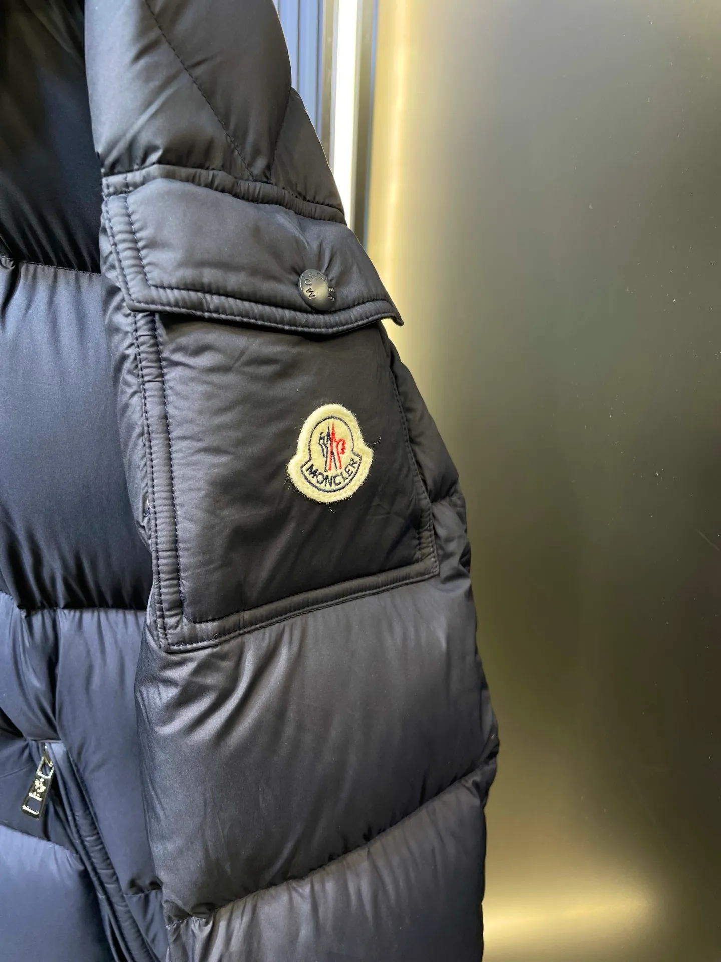 P1180 Moncler blue black 🌟Mayan matte long fabric is made of the original longue saison nylon material, which can effectively block wind and rain and keep the interior dry and comfortable. Comfortable and wind resistant. The inner filling is made of high-quality national standard 90 white goose down, which has light fluffiness and excellent thermal insulation performance. Quilting design, classic rectangular texture, a quilting process that can not only fix down to prevent it from running away, but is also an important decorative element. Stitching technology is very important, fine stitches can better lock the velvet. The internal washing label N is equipped with an anti-counterfeiting chip and a built-in sensor to verify the authenticity. It is detachable with buckles and can be adjusted with drawstrings at the hem and cuffs. The hardware accessories are unified to restore the original zippers, using YKK brand zippers for smoother and more durable buckles, windproof design ribs on the cuffs and hem, and adjustable drawstrings. Custom woven and dyed, no color difference from the original. Perfect restoration of ingenious craftsmanship, complete three standards, customized accessories size: 12345
