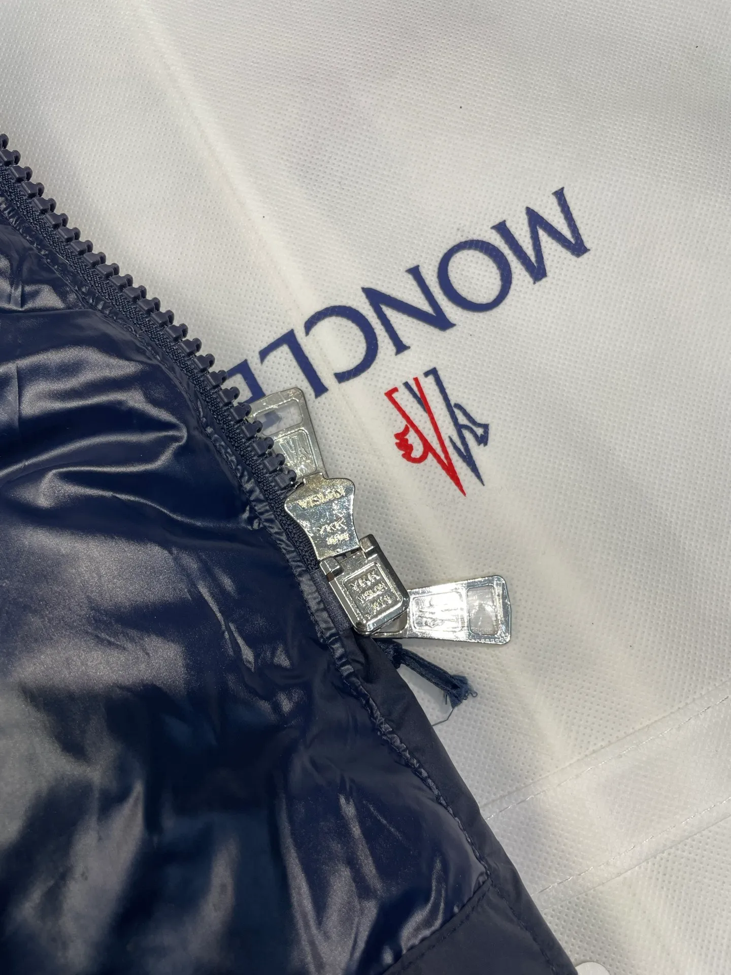 P1180 Moncler blue black 🌟Mayan matte long fabric is made of the original longue saison nylon material, which can effectively block wind and rain and keep the interior dry and comfortable. Comfortable and wind resistant. The inner filling is made of high-quality national standard 90 white goose down, which has light fluffiness and excellent thermal insulation performance. Quilting design, classic rectangular texture, a quilting process that can not only fix down to prevent it from running away, but is also an important decorative element. Stitching technology is very important, fine stitches can better lock the velvet. The internal washing label N is equipped with an anti-counterfeiting chip and a built-in sensor to verify the authenticity. It is detachable with buckles and can be adjusted with drawstrings at the hem and cuffs. The hardware accessories are unified to restore the original zippers, using YKK brand zippers for smoother and more durable buckles, windproof design ribs on the cuffs and hem, and adjustable drawstrings. Custom woven and dyed, no color difference from the original. Perfect restoration of ingenious craftsmanship, complete three standards, customized accessories size: 12345