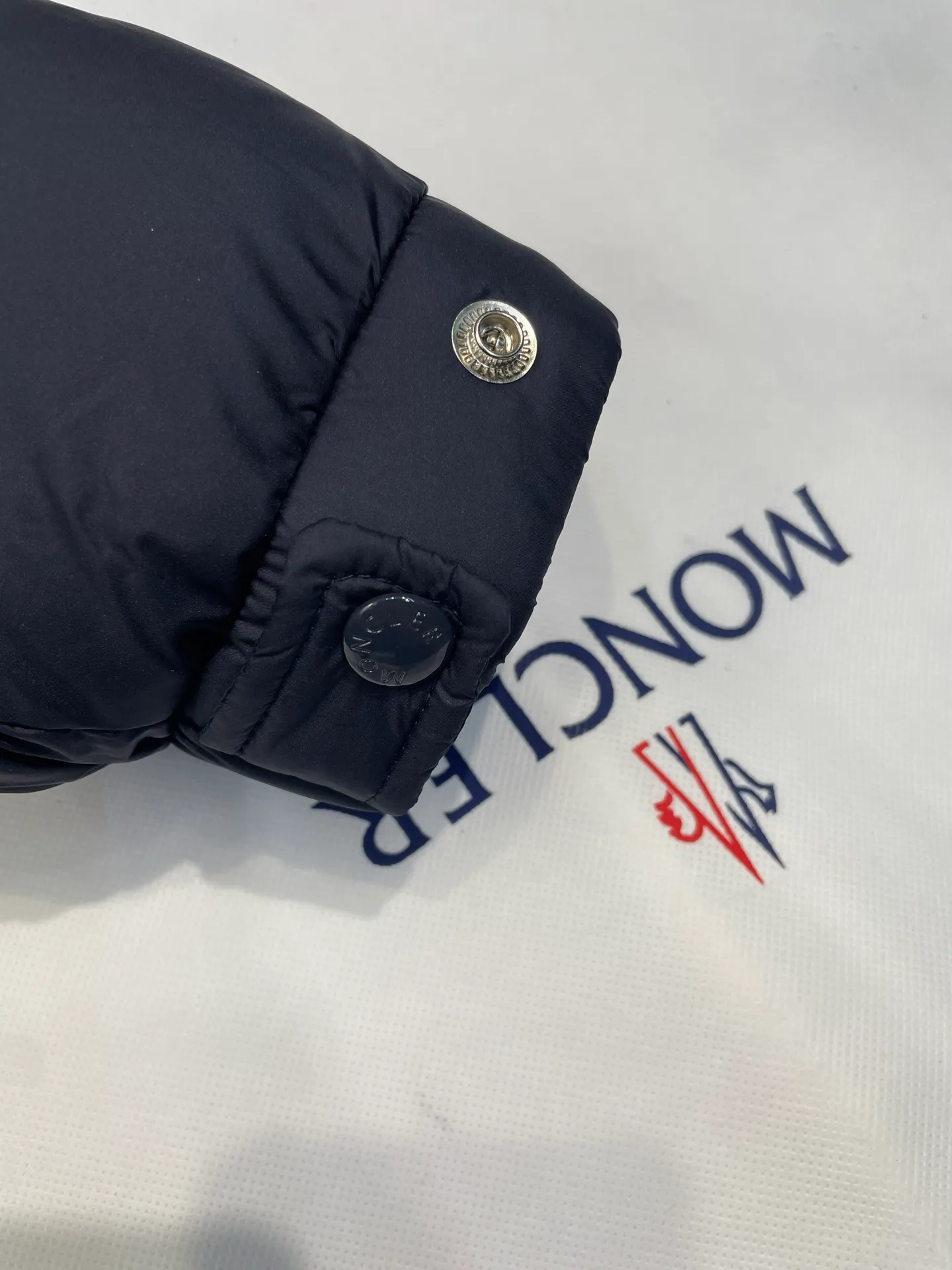 P1180 Moncler blue black 🌟Mayan matte long fabric is made of the original longue saison nylon material, which can effectively block wind and rain and keep the interior dry and comfortable. Comfortable and wind resistant. The inner filling is made of high-quality national standard 90 white goose down, which has light fluffiness and excellent thermal insulation performance. Quilting design, classic rectangular texture, a quilting process that can not only fix down to prevent it from running away, but is also an important decorative element. Stitching technology is very important, fine stitches can better lock the velvet. The internal washing label N is equipped with an anti-counterfeiting chip and a built-in sensor to verify the authenticity. It is detachable with buckles and can be adjusted with drawstrings at the hem and cuffs. The hardware accessories are unified to restore the original zippers, using YKK brand zippers for smoother and more durable buckles, windproof design ribs on the cuffs and hem, and adjustable drawstrings. Custom woven and dyed, no color difference from the original. Perfect restoration of ingenious craftsmanship, complete three standards, customized accessories size: 12345
