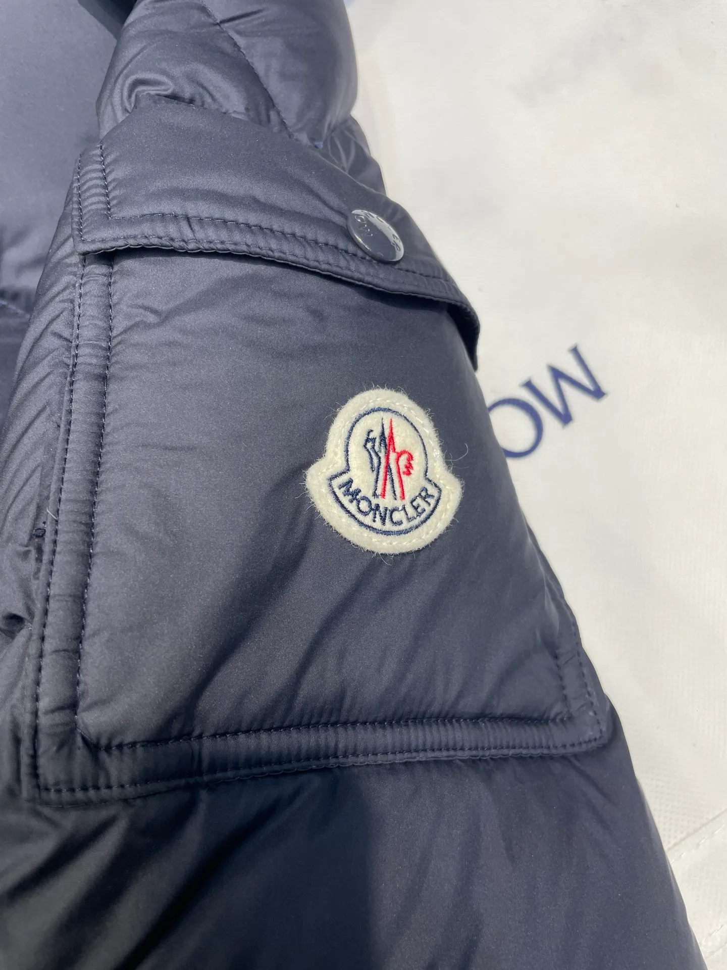 P1180 Moncler blue black 🌟Mayan matte long fabric is made of the original longue saison nylon material, which can effectively block wind and rain and keep the interior dry and comfortable. Comfortable and wind resistant. The inner filling is made of high-quality national standard 90 white goose down, which has light fluffiness and excellent thermal insulation performance. Quilting design, classic rectangular texture, a quilting process that can not only fix down to prevent it from running away, but is also an important decorative element. Stitching technology is very important, fine stitches can better lock the velvet. The internal washing label N is equipped with an anti-counterfeiting chip and a built-in sensor to verify the authenticity. It is detachable with buckles and can be adjusted with drawstrings at the hem and cuffs. The hardware accessories are unified to restore the original zippers, using YKK brand zippers for smoother and more durable buckles, windproof design ribs on the cuffs and hem, and adjustable drawstrings. Custom woven and dyed, no color difference from the original. Perfect restoration of ingenious craftsmanship, complete three standards, customized accessories size: 12345