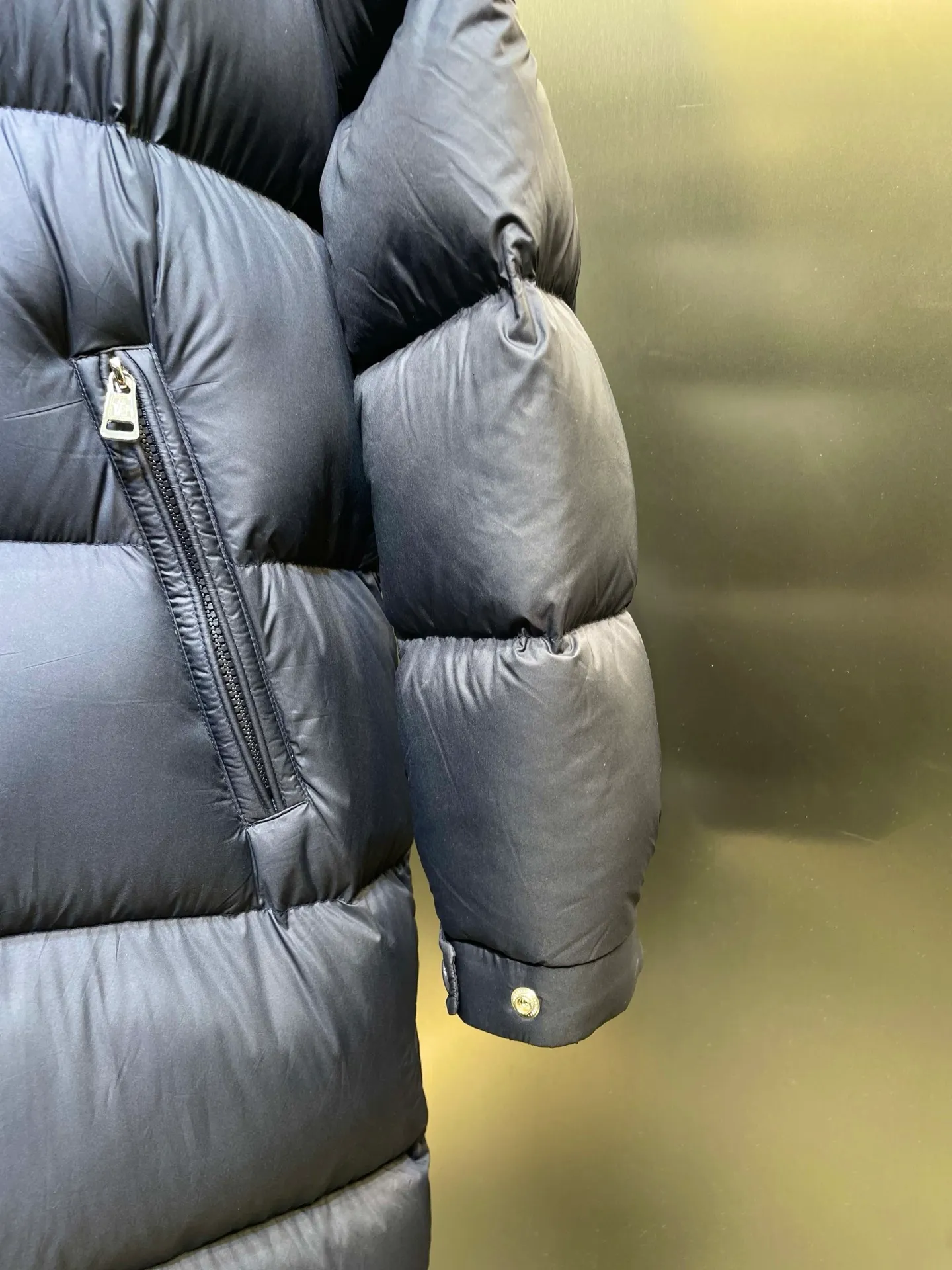 P1180 Moncler blue black 🌟Mayan matte long fabric is made of the original longue saison nylon material, which can effectively block wind and rain and keep the interior dry and comfortable. Comfortable and wind resistant. The inner filling is made of high-quality national standard 90 white goose down, which has light fluffiness and excellent thermal insulation performance. Quilting design, classic rectangular texture, a quilting process that can not only fix down to prevent it from running away, but is also an important decorative element. Stitching technology is very important, fine stitches can better lock the velvet. The internal washing label N is equipped with an anti-counterfeiting chip and a built-in sensor to verify the authenticity. It is detachable with buckles and can be adjusted with drawstrings at the hem and cuffs. The hardware accessories are unified to restore the original zippers, using YKK brand zippers for smoother and more durable buckles, windproof design ribs on the cuffs and hem, and adjustable drawstrings. Custom woven and dyed, no color difference from the original. Perfect restoration of ingenious craftsmanship, complete three standards, customized accessories size: 12345
