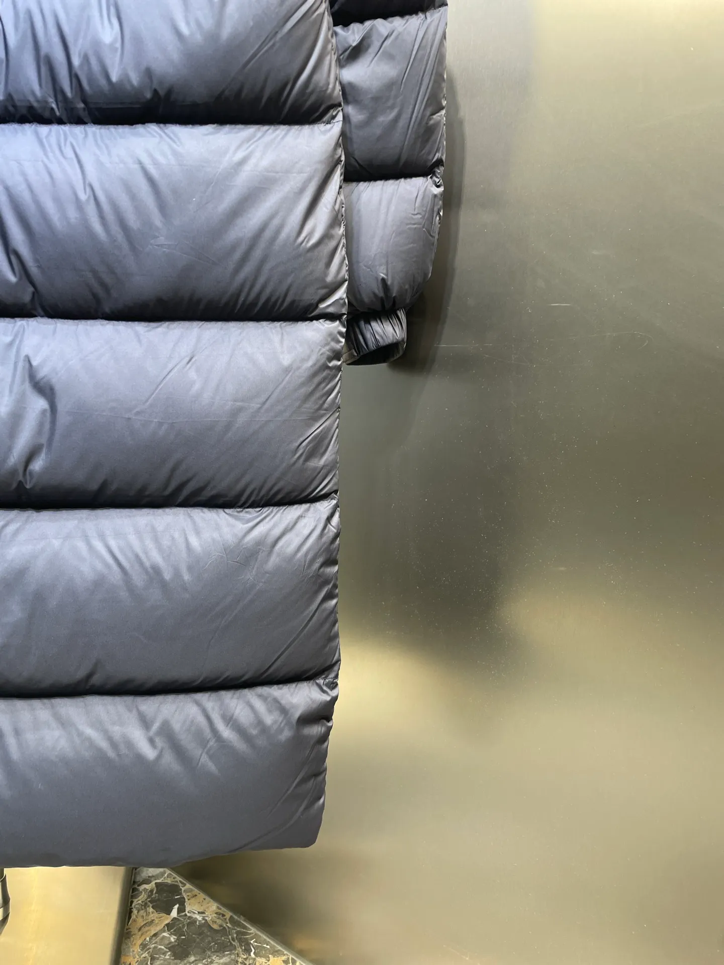 P1180 Moncler blue black 🌟Mayan matte long fabric is made of the original longue saison nylon material, which can effectively block wind and rain and keep the interior dry and comfortable. Comfortable and wind resistant. The inner filling is made of high-quality national standard 90 white goose down, which has light fluffiness and excellent thermal insulation performance. Quilting design, classic rectangular texture, a quilting process that can not only fix down to prevent it from running away, but is also an important decorative element. Stitching technology is very important, fine stitches can better lock the velvet. The internal washing label N is equipped with an anti-counterfeiting chip and a built-in sensor to verify the authenticity. It is detachable with buckles and can be adjusted with drawstrings at the hem and cuffs. The hardware accessories are unified to restore the original zippers, using YKK brand zippers for smoother and more durable buckles, windproof design ribs on the cuffs and hem, and adjustable drawstrings. Custom woven and dyed, no color difference from the original. Perfect restoration of ingenious craftsmanship, complete three standards, customized accessories size: 12345
