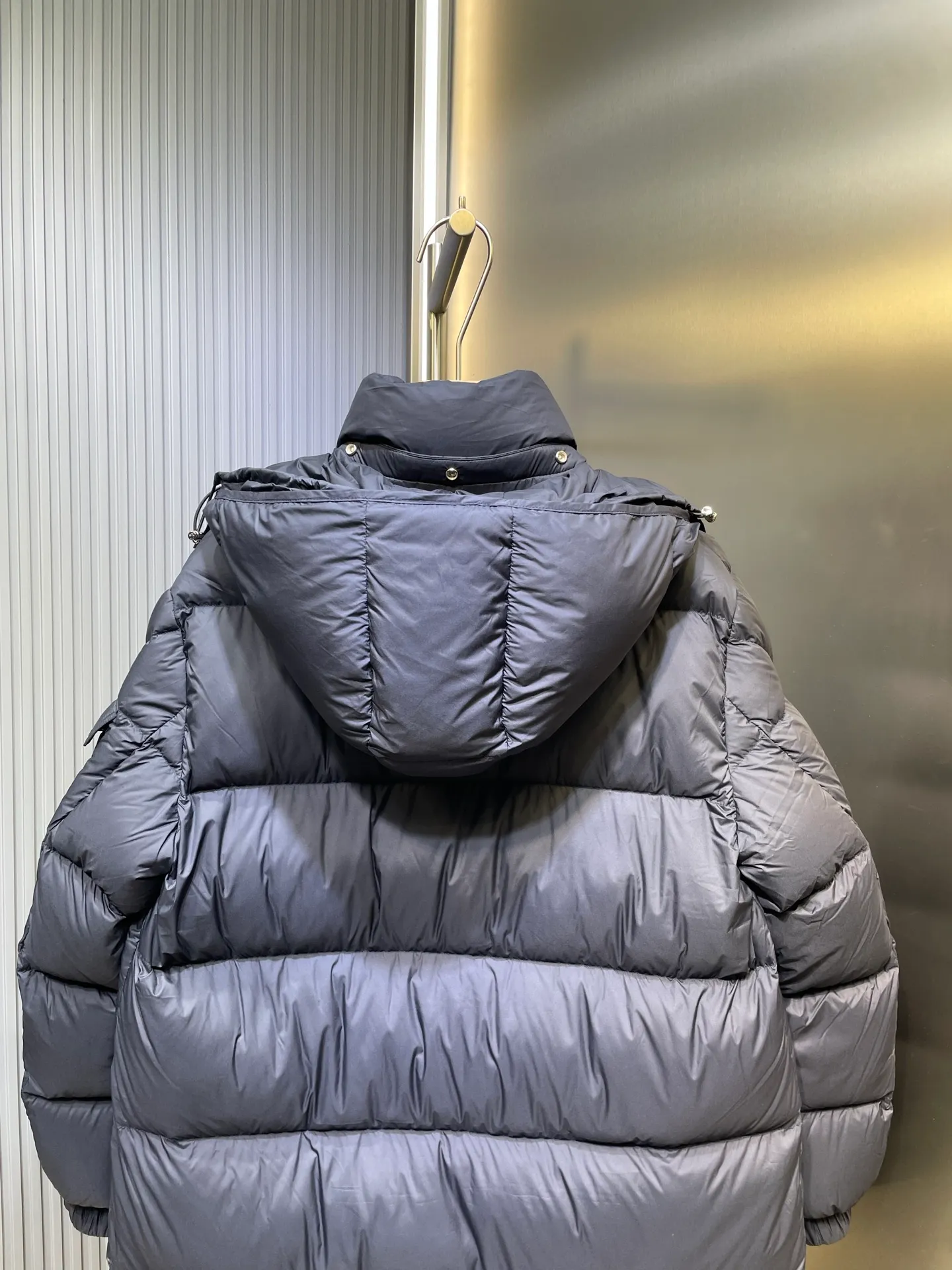 P1180 Moncler blue black 🌟Mayan matte long fabric is made of the original longue saison nylon material, which can effectively block wind and rain and keep the interior dry and comfortable. Comfortable and wind resistant. The inner filling is made of high-quality national standard 90 white goose down, which has light fluffiness and excellent thermal insulation performance. Quilting design, classic rectangular texture, a quilting process that can not only fix down to prevent it from running away, but is also an important decorative element. Stitching technology is very important, fine stitches can better lock the velvet. The internal washing label N is equipped with an anti-counterfeiting chip and a built-in sensor to verify the authenticity. It is detachable with buckles and can be adjusted with drawstrings at the hem and cuffs. The hardware accessories are unified to restore the original zippers, using YKK brand zippers for smoother and more durable buckles, windproof design ribs on the cuffs and hem, and adjustable drawstrings. Custom woven and dyed, no color difference from the original. Perfect restoration of ingenious craftsmanship, complete three standards, customized accessories size: 12345