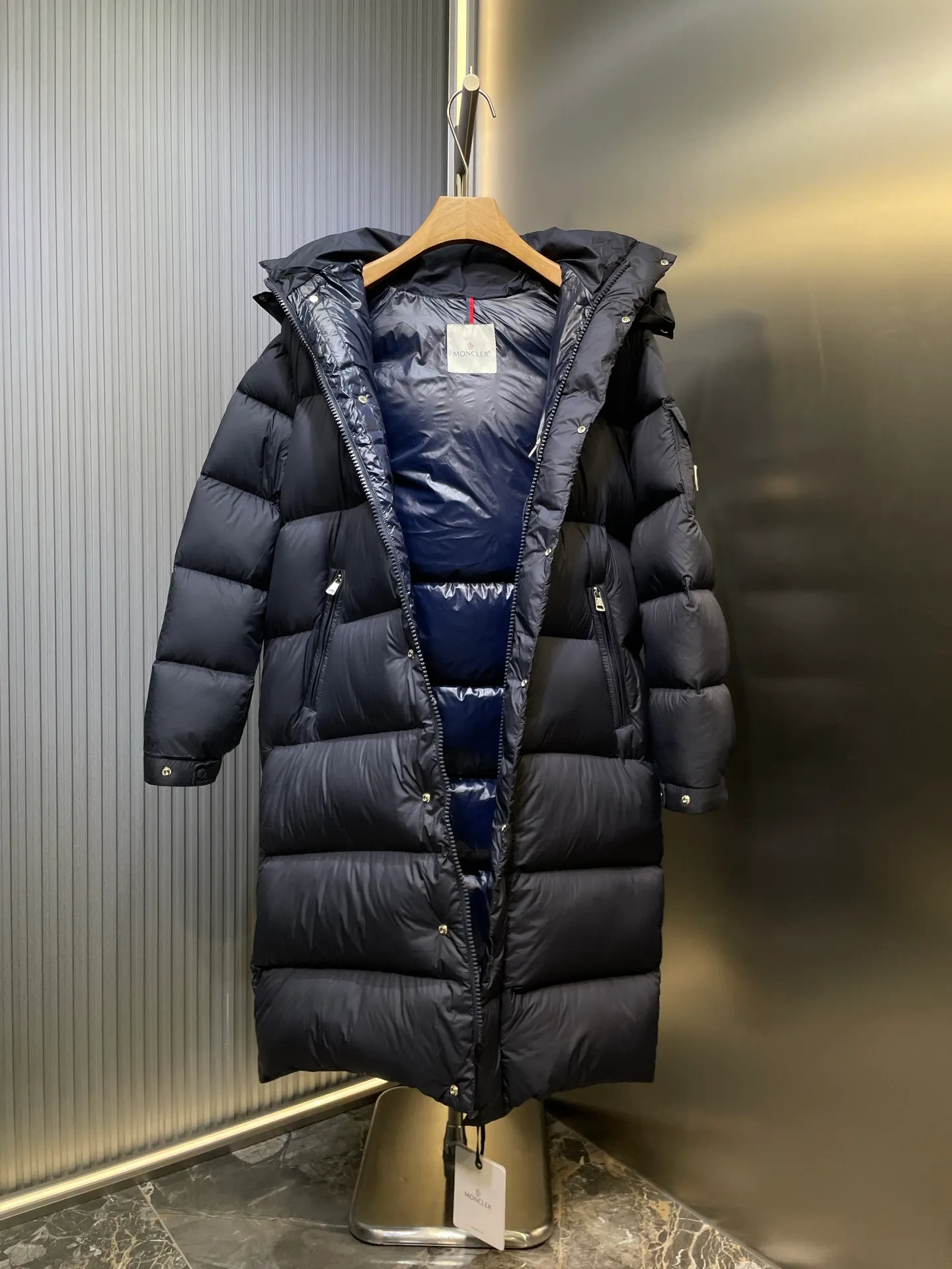 P1180 Moncler blue black 🌟Mayan matte long fabric is made of the original longue saison nylon material, which can effectively block wind and rain and keep the interior dry and comfortable. Comfortable and wind resistant. The inner filling is made of high-quality national standard 90 white goose down, which has light fluffiness and excellent thermal insulation performance. Quilting design, classic rectangular texture, a quilting process that can not only fix down to prevent it from running away, but is also an important decorative element. Stitching technology is very important, fine stitches can better lock the velvet. The internal washing label N is equipped with an anti-counterfeiting chip and a built-in sensor to verify the authenticity. It is detachable with buckles and can be adjusted with drawstrings at the hem and cuffs. The hardware accessories are unified to restore the original zippers, using YKK brand zippers for smoother and more durable buckles, windproof design ribs on the cuffs and hem, and adjustable drawstrings. Custom woven and dyed, no color difference from the original. Perfect restoration of ingenious craftsmanship, complete three standards, customized accessories size: 12345