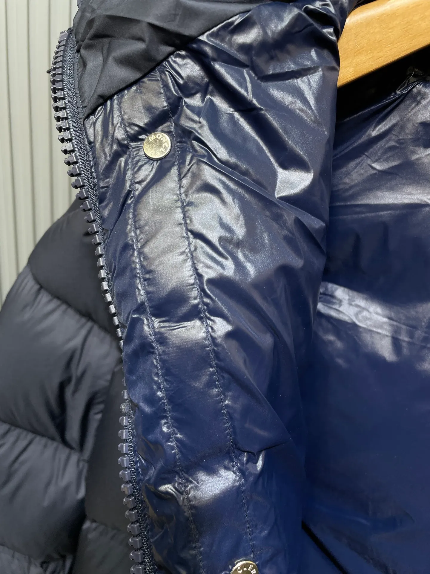 P1180 Moncler blue black 🌟Mayan matte long fabric is made of the original longue saison nylon material, which can effectively block wind and rain and keep the interior dry and comfortable. Comfortable and wind resistant. The inner filling is made of high-quality national standard 90 white goose down, which has light fluffiness and excellent thermal insulation performance. Quilting design, classic rectangular texture, a quilting process that can not only fix down to prevent it from running away, but is also an important decorative element. Stitching technology is very important, fine stitches can better lock the velvet. The internal washing label N is equipped with an anti-counterfeiting chip and a built-in sensor to verify the authenticity. It is detachable with buckles and can be adjusted with drawstrings at the hem and cuffs. The hardware accessories are unified to restore the original zippers, using YKK brand zippers for smoother and more durable buckles, windproof design ribs on the cuffs and hem, and adjustable drawstrings. Custom woven and dyed, no color difference from the original. Perfect restoration of ingenious craftsmanship, complete three standards, customized accessories size: 12345