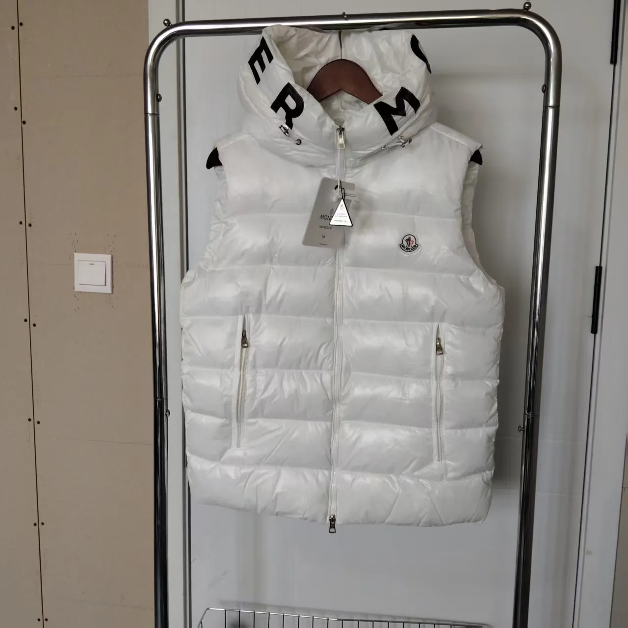 P680 🇫🇷𝐌𝐎𝐍𝐂𝐋𝐄𝐑 ⬆️🆕Mo＊cⅠer Hooded Web Lettered Down Vest Made of polyester, the down vest is an example of Moner's commitment to using low environmental impact materials. What a sense of detail! ! Fried chicken stick with upper body effect! Color: black, white Size: m-5XL