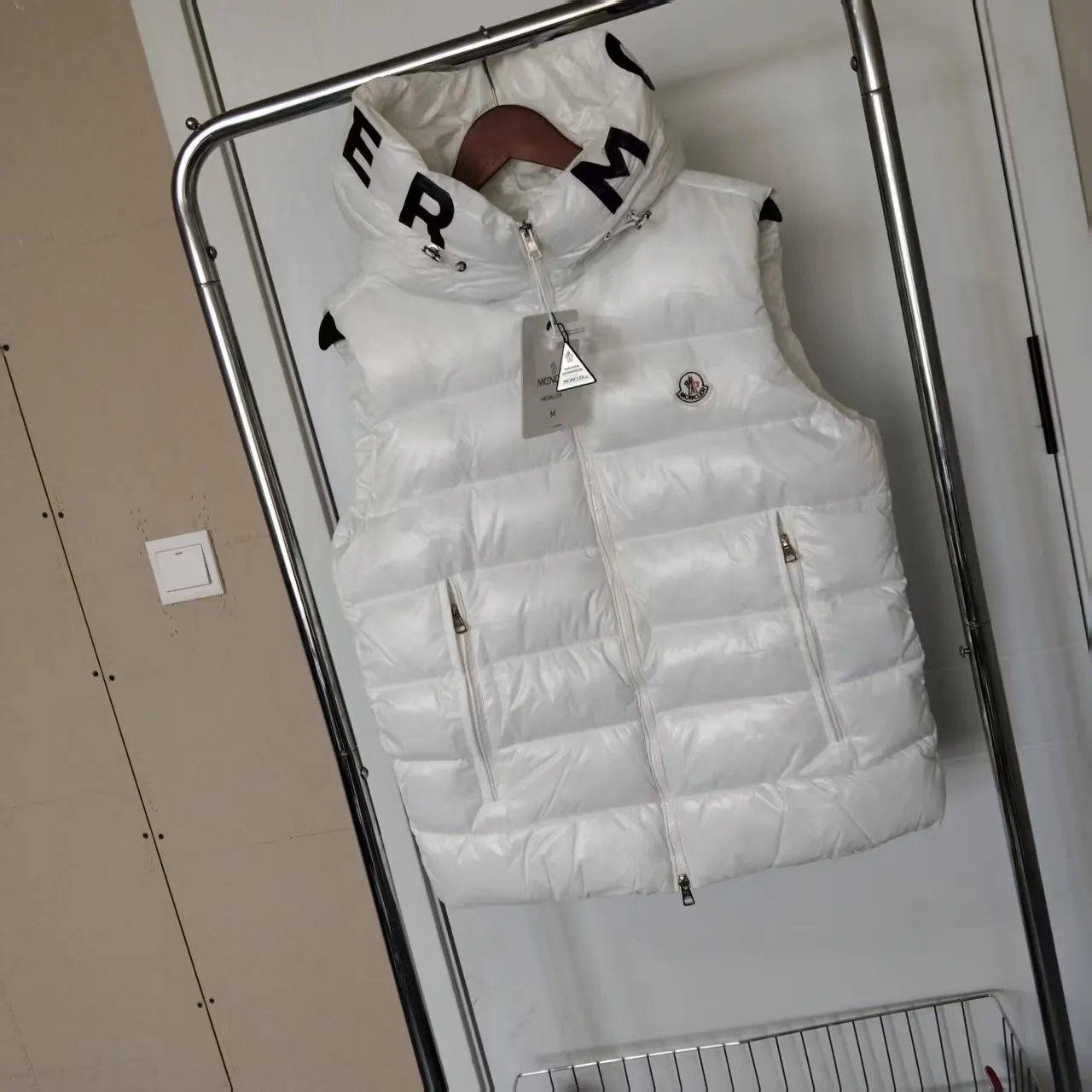 P680 🇫🇷𝐌𝐎𝐍𝐂𝐋𝐄𝐑 ⬆️🆕Mo＊cⅠer Hooded Web Lettered Down Vest Made of polyester, the down vest is an example of Moner's commitment to using low environmental impact materials. What a sense of detail! ! Fried chicken stick with upper body effect! Color: black, white Size: m-5XL